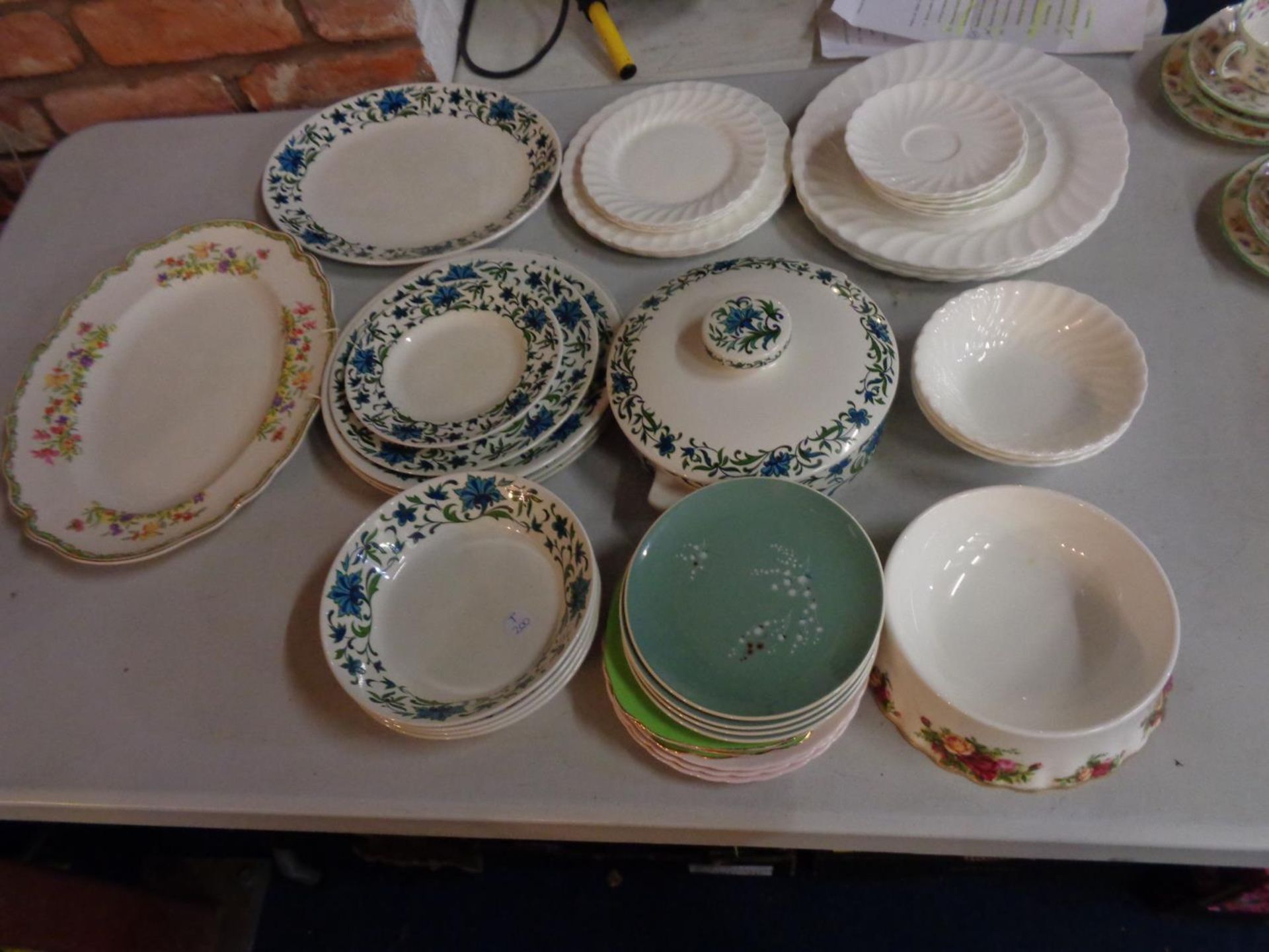 A SELECTION OF DINNERWARE TO INCLUDE A SERVING PLATTER, LIDDED DISH, PLATES, BOWLS AND SIDE PLATES