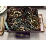 A BOX OF COSTUME JEWELLERY TO INCLUDE BANGLES, NECKLACES AND HEADBANDS