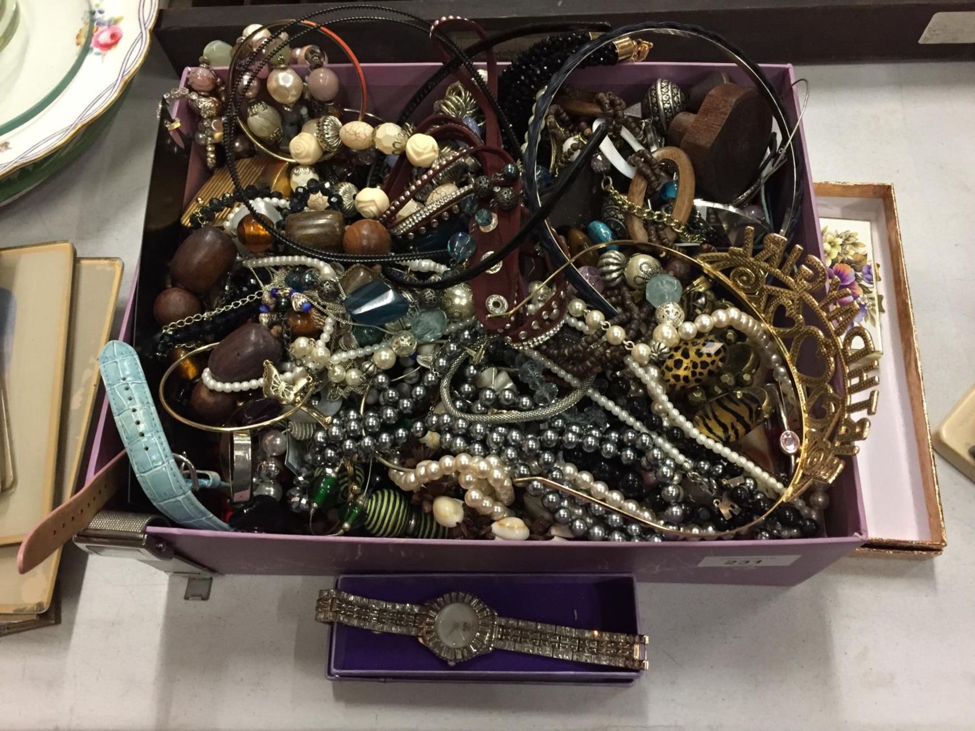 A BOX OF COSTUME JEWELLERY TO INCLUDE BANGLES, NECKLACES AND HEADBANDS