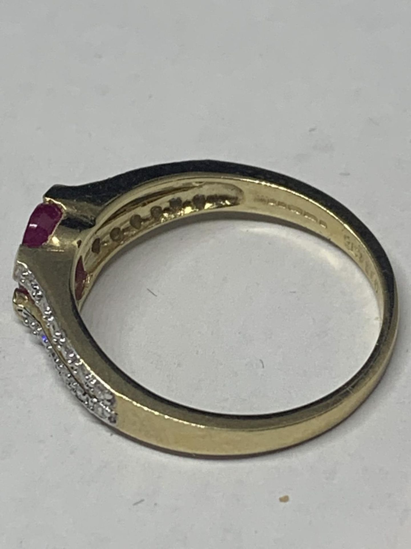 A 9 CARAT GOLD MARKED 375 WITH A CENTRAL PINK STONE AND DIAMOND CHIPS TO THE SHOULDERS SIZE P - Image 2 of 4