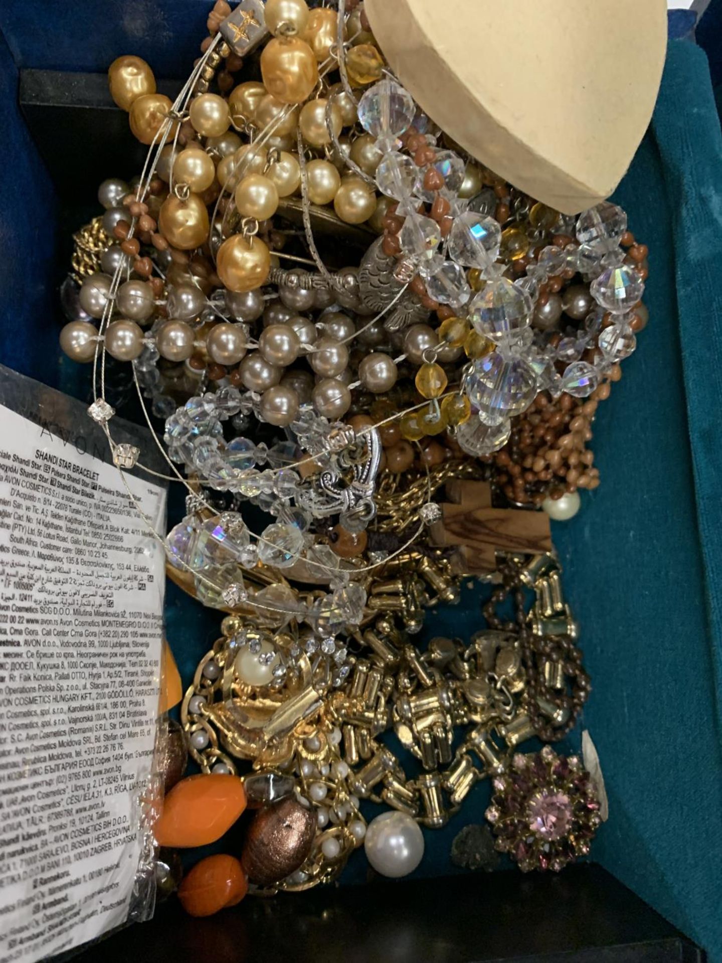 A QUANTITY OF COSTUME JEWELLERY AND COMPACTS TO INCLUDE, PEARLS, BRACELETS, NECKLACES, TRINKET - Image 5 of 6