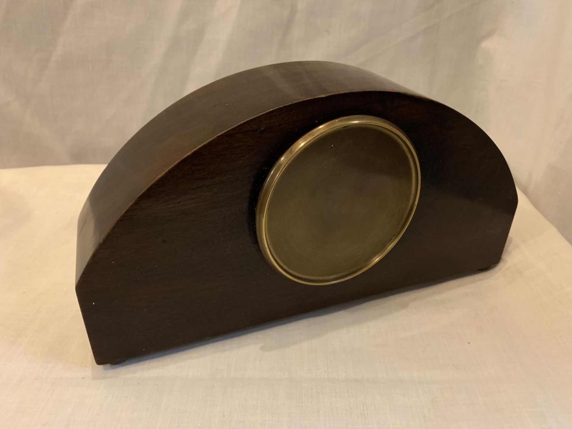 AN INLAID MAHOGANY SWISS MADE MANTLE CLOCK WITH KEY - Image 3 of 4