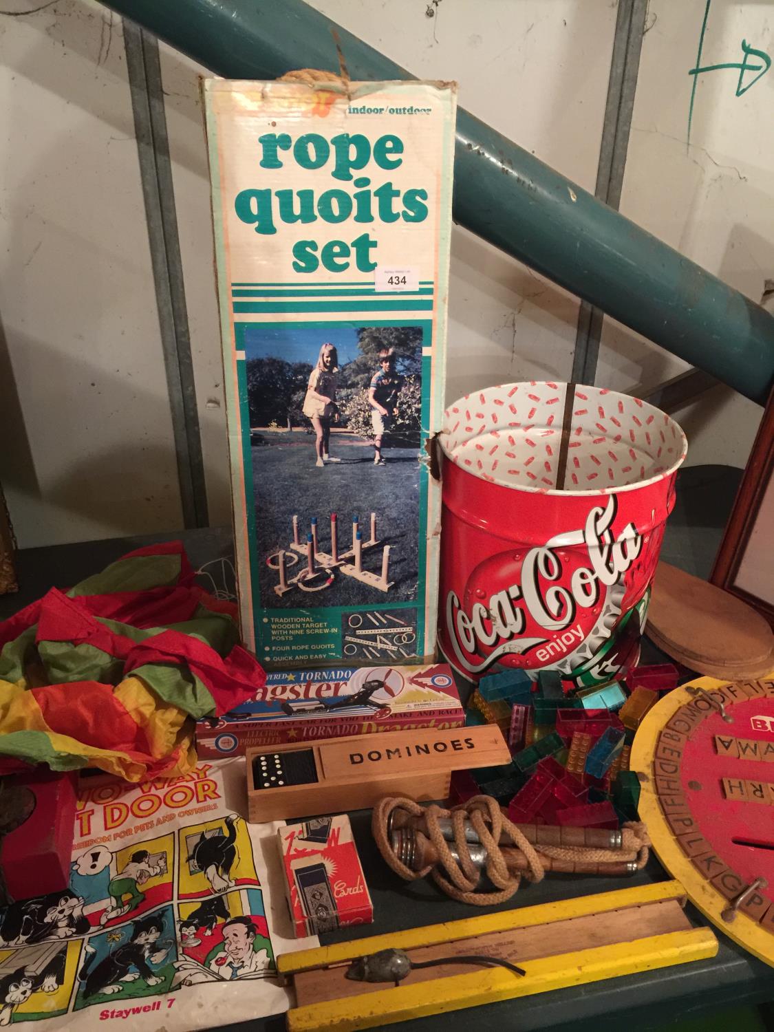 A COLLECTION OF VINTAGE TOYS TO NCLUDE, A QUOITS SET, DOMINOES, BUILDING BRICKS, A KITE, ETC - Bild 3 aus 4