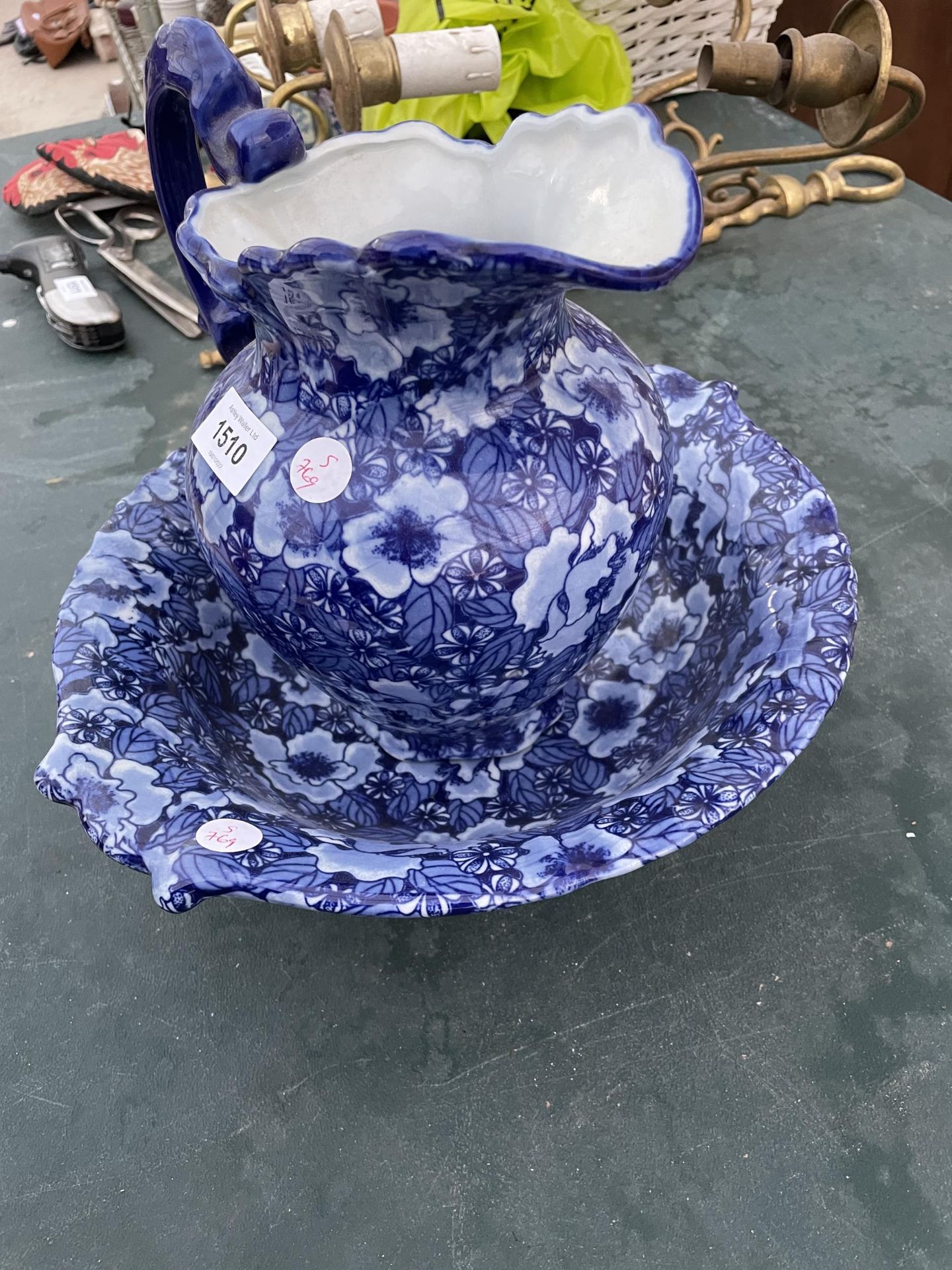 A FLORAL BLUE AND WHITE JUG AND WASH BOWL - Image 2 of 2