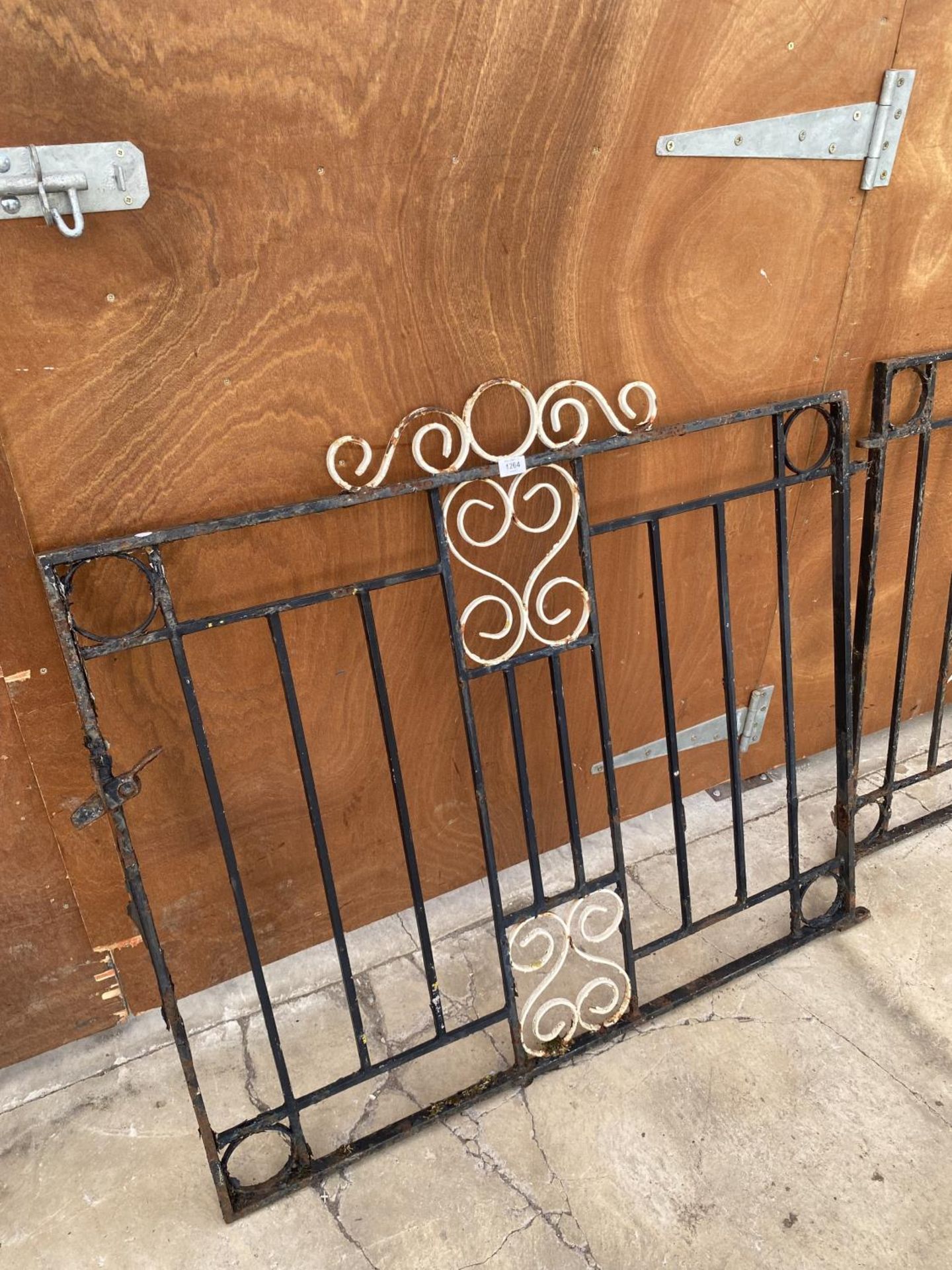 A PAIR OF DECORATIVE WROUGHT IRON GARDEN GATES (L:120CM EACH) - Image 3 of 4