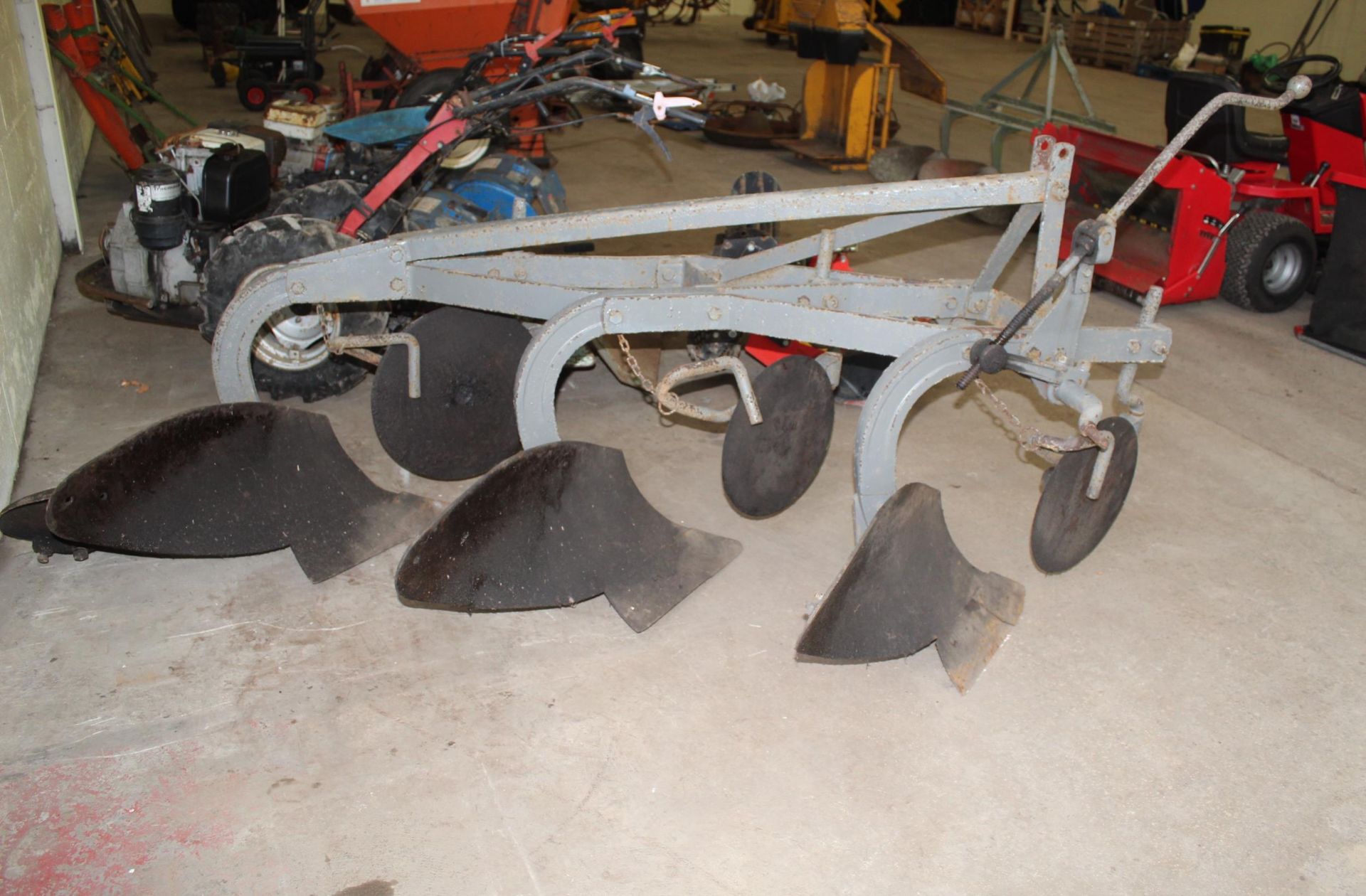 A THREE FURROW GREY FERGUSON PLOUGH NO VAT - Image 3 of 3