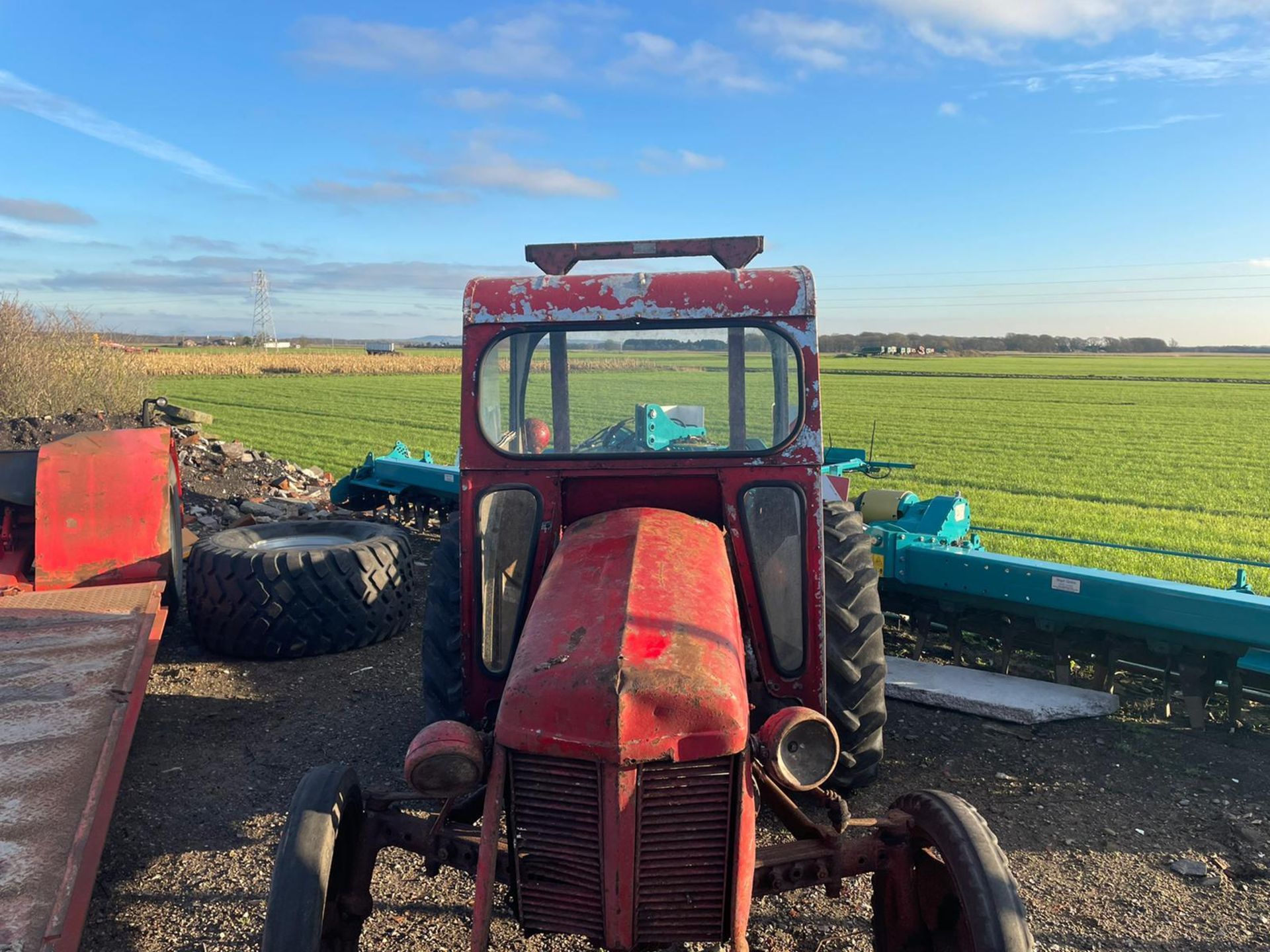 A FERGUSON 4 CYLINDER DIESEL ENGINE TRACTOR & REDUCTION GEAR BOX TRACTOR BEEN DRY STORED FOR 10 - Image 2 of 7