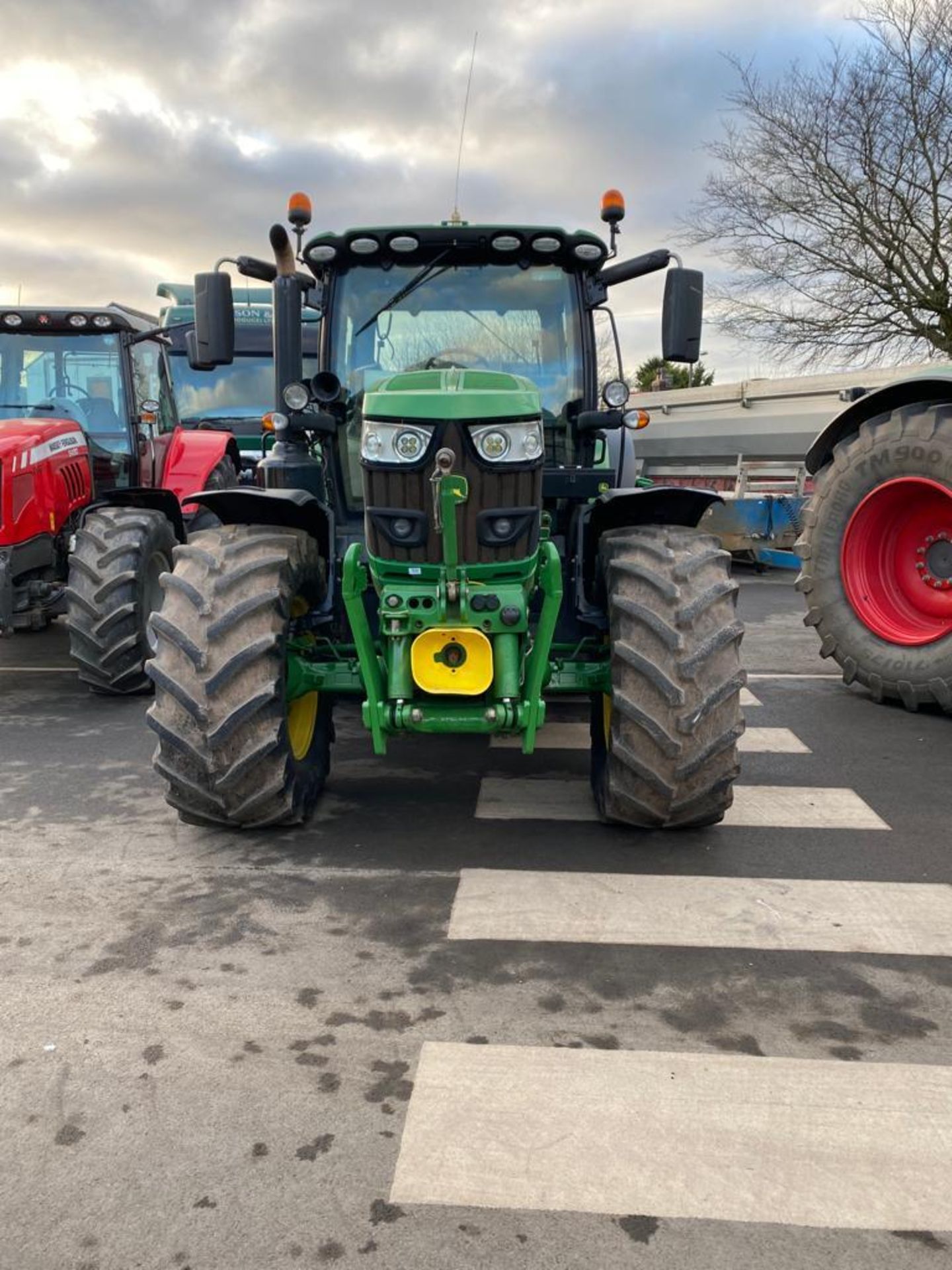 A 2017 JOHN DEERE 6155R TRACTOR 5797 HOURS FRONT LINKAGE & PTO AUTOPOWER COMMAND ARM REAR 650R 38 - Image 2 of 17