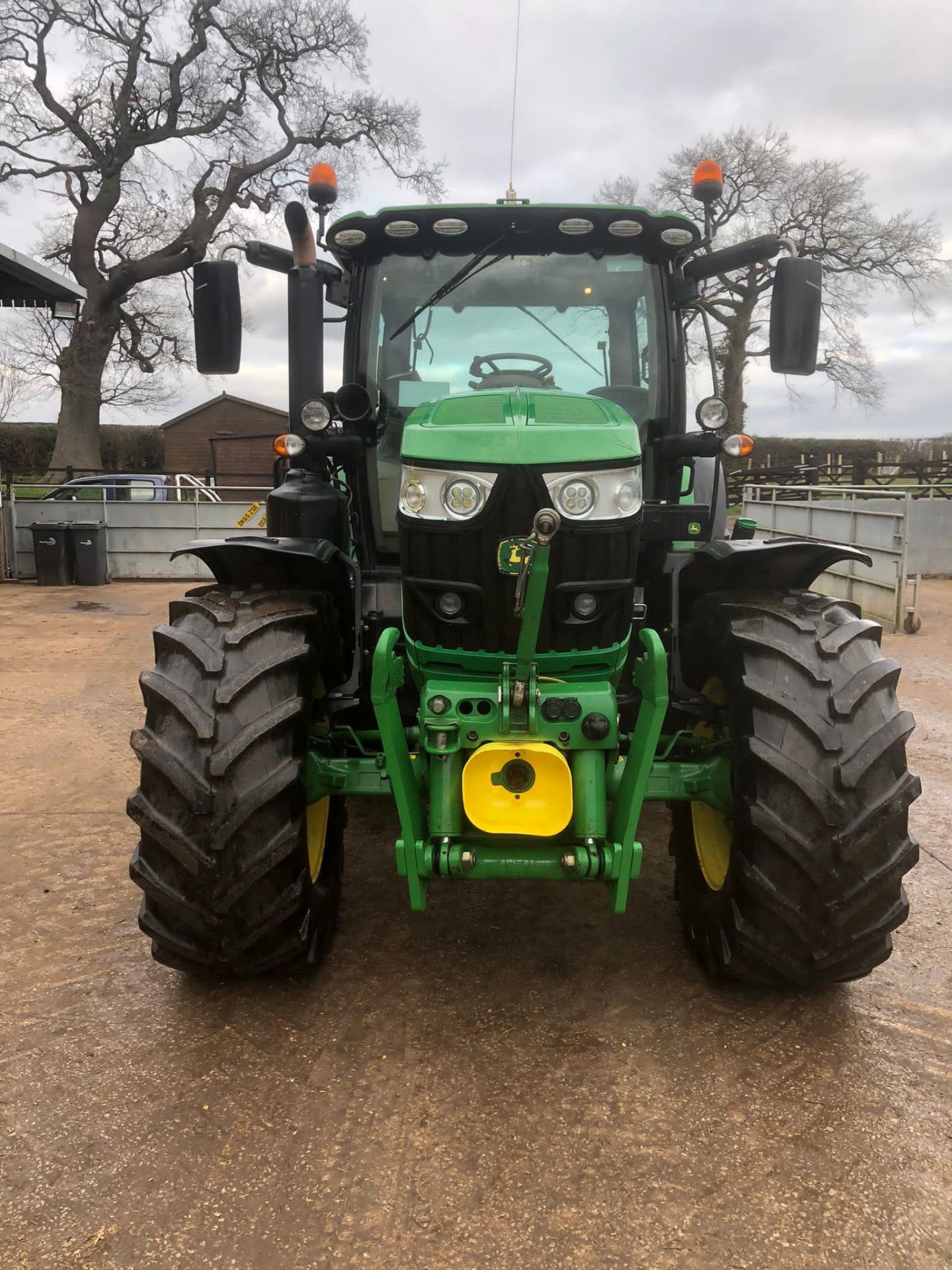 A 2017 JOHN DEERE 6155R TRACTOR 5797 HOURS FRONT LINKAGE & PTO AUTOPOWER COMMAND ARM REAR 650R 38 - Image 6 of 17