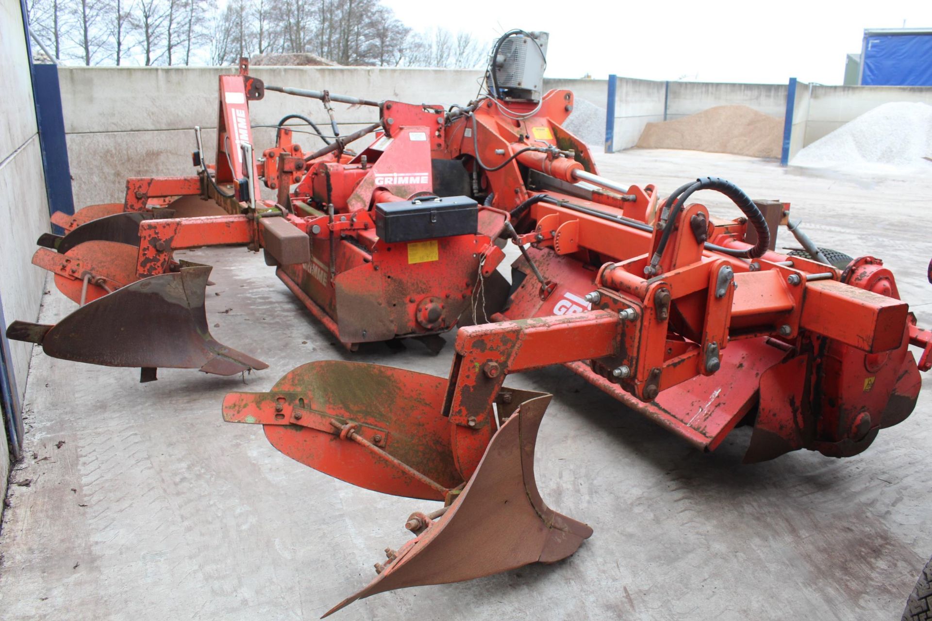 A GRIMME THREE ROW BED TILLER +VAT - Image 2 of 5