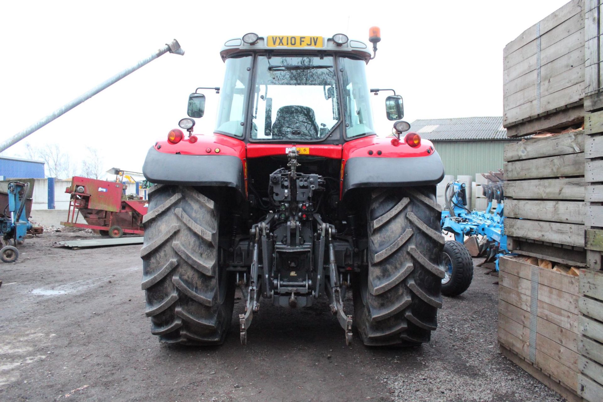A 2010 MASSEY FERGUSON 6480 TRACTOR 50KPH MECHANICAL CAB SUSPENTION 8265 HOURS 580/70R 38 & 480/ - Image 5 of 5