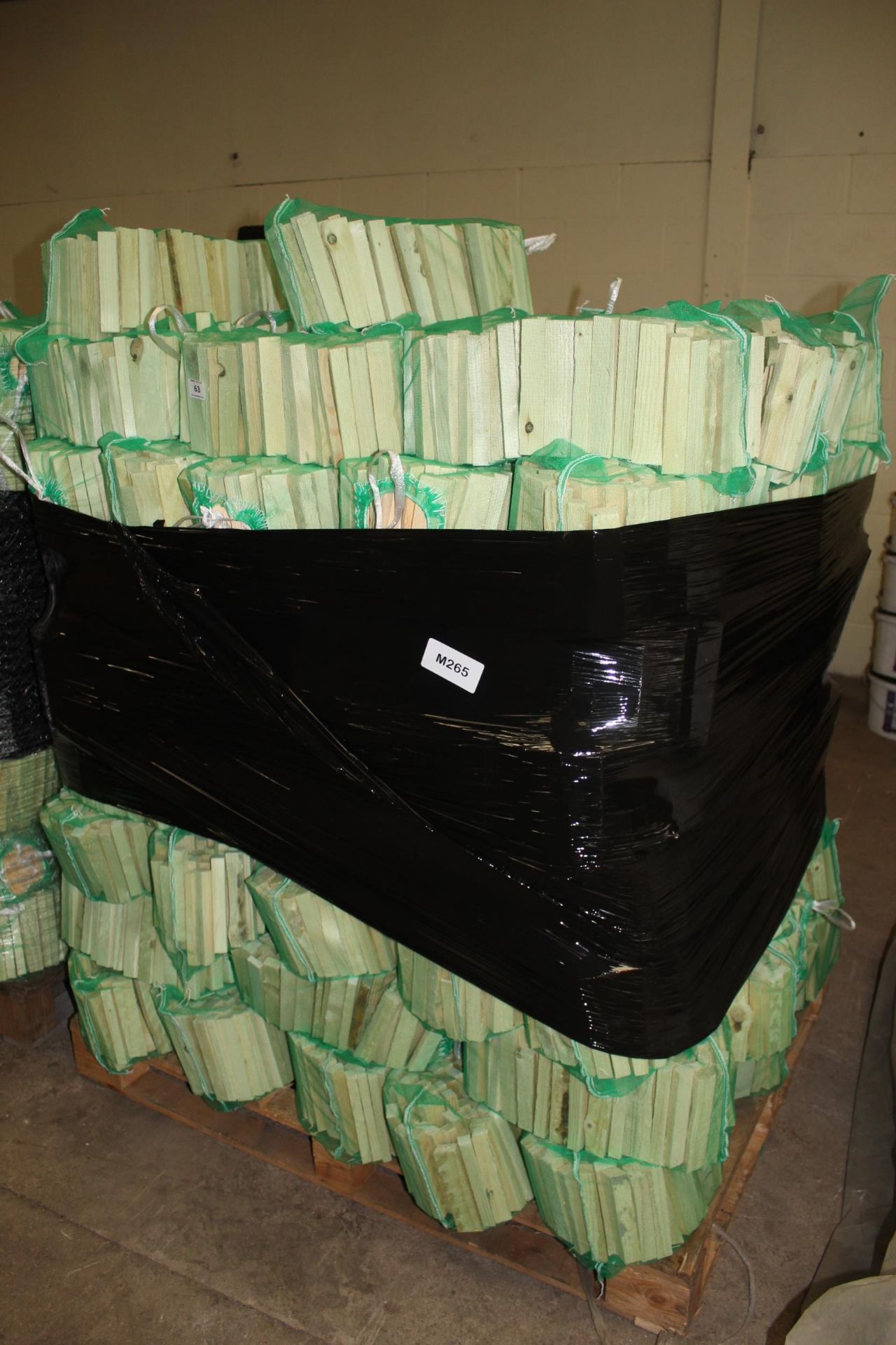 A PALLET OF 100 NETS OF KILN DRIED SCANDINAVIAN KINDLING STICKS +5%VAT