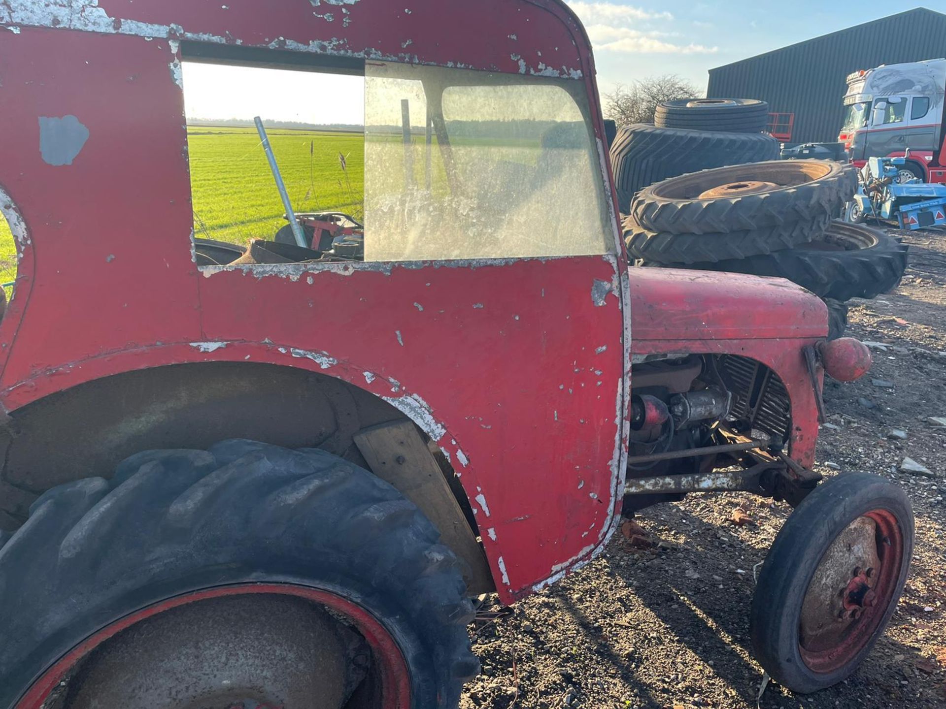 A FERGUSON 4 CYLINDER DIESEL ENGINE TRACTOR & REDUCTION GEAR BOX TRACTOR BEEN DRY STORED FOR 10 - Image 3 of 7