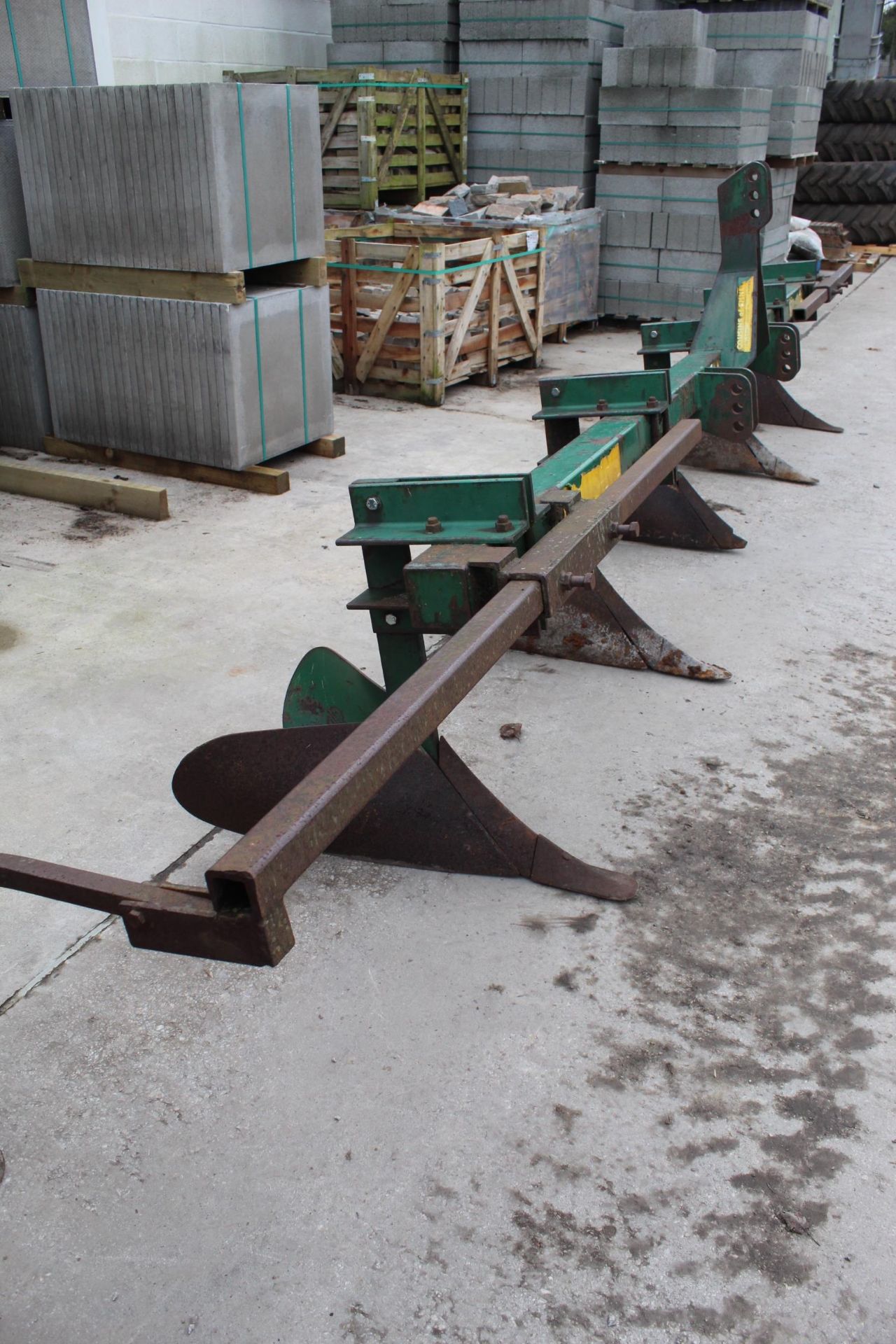 A COUSINS FIVE ROW POTATO RIDGER +VAT - Image 2 of 4