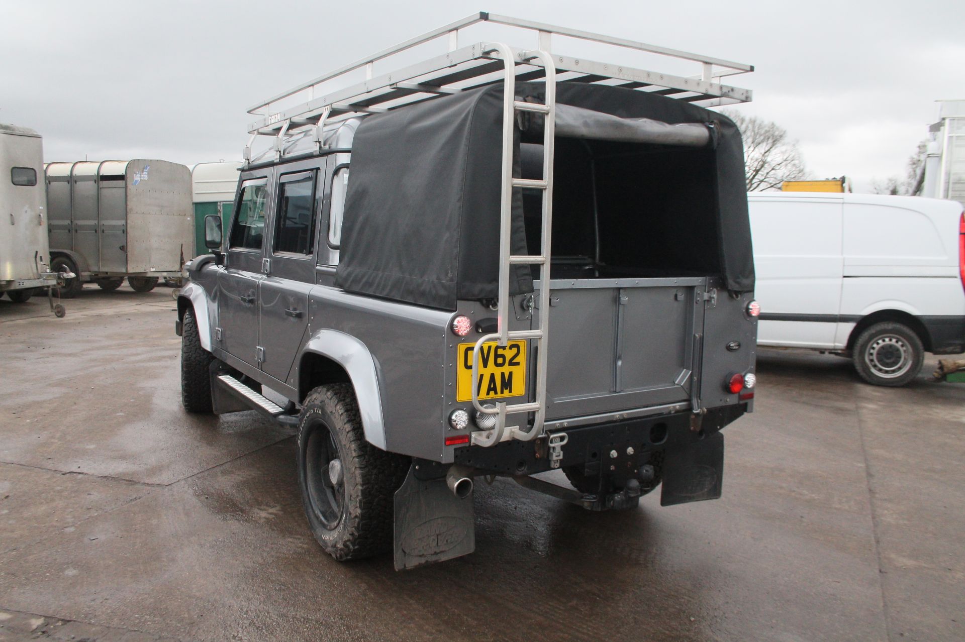 LAND ROVER DEFENDER 110 OU62 VAM, 2.2 PUMA ENGINE, MANUAL,28500 MILES, MOT 9/2022 FULL SERVICE - Image 7 of 34