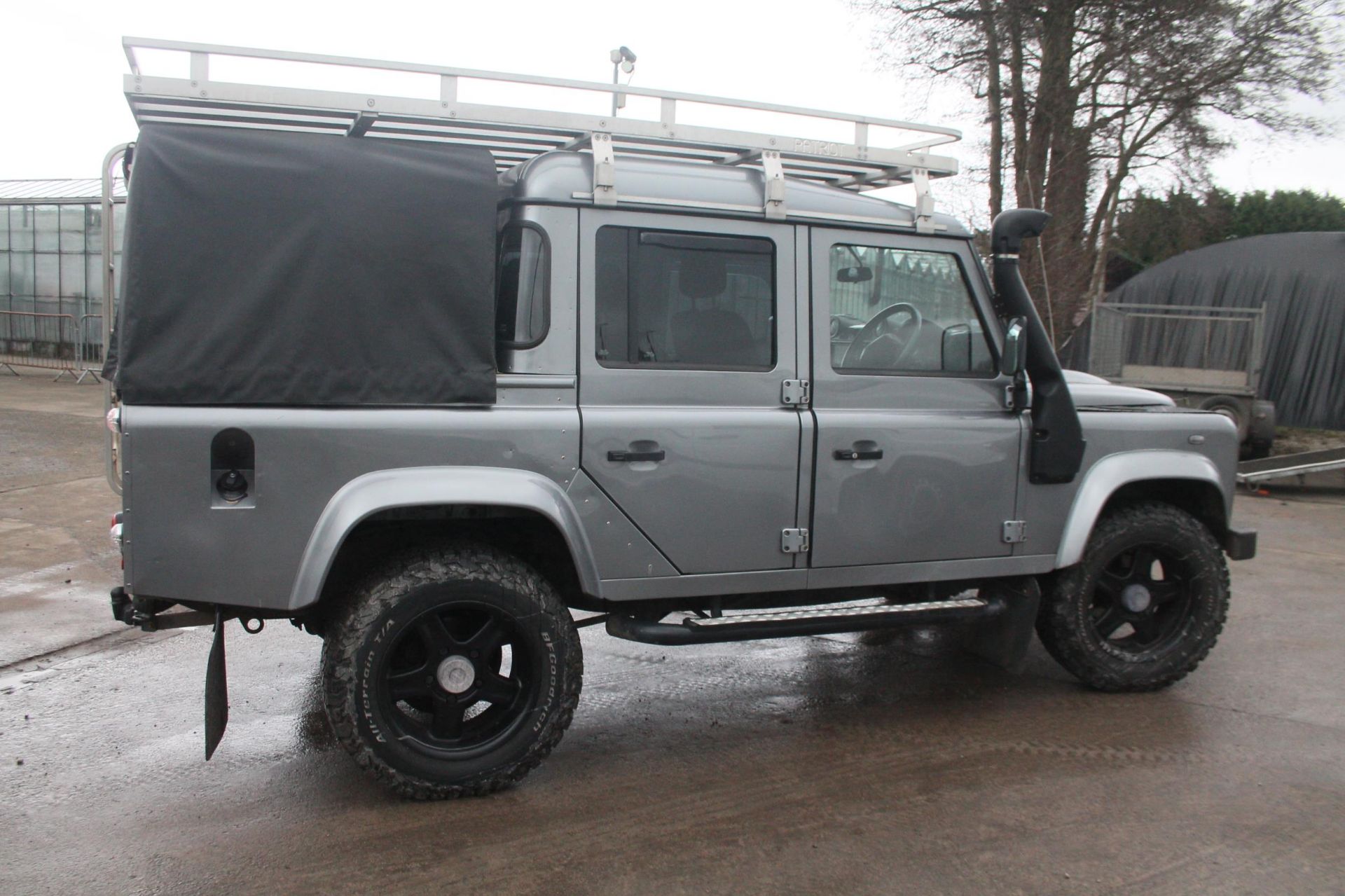 LAND ROVER DEFENDER 110 OU62 VAM, 2.2 PUMA ENGINE, MANUAL,28500 MILES, MOT 9/2022 FULL SERVICE - Image 12 of 34