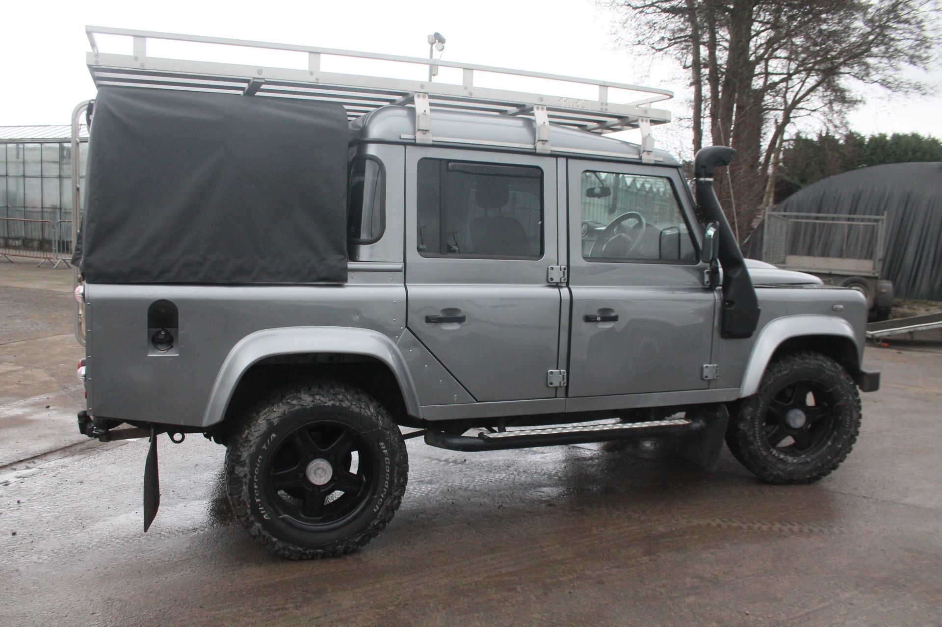 LAND ROVER DEFENDER 110 OU62 VAM, 2.2 PUMA ENGINE, MANUAL,28500 MILES, MOT 9/2022 FULL SERVICE - Image 10 of 34