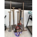 AN ASSORTMENT OF GARDEN TOOLS TO INCLUDE SPADES AND FORKS ETC