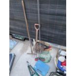 AN ASSORTMENT OF GARDEN TOOLS TO INCLUDE A FORK, SHEARS AND HANGING BASKETS ETC