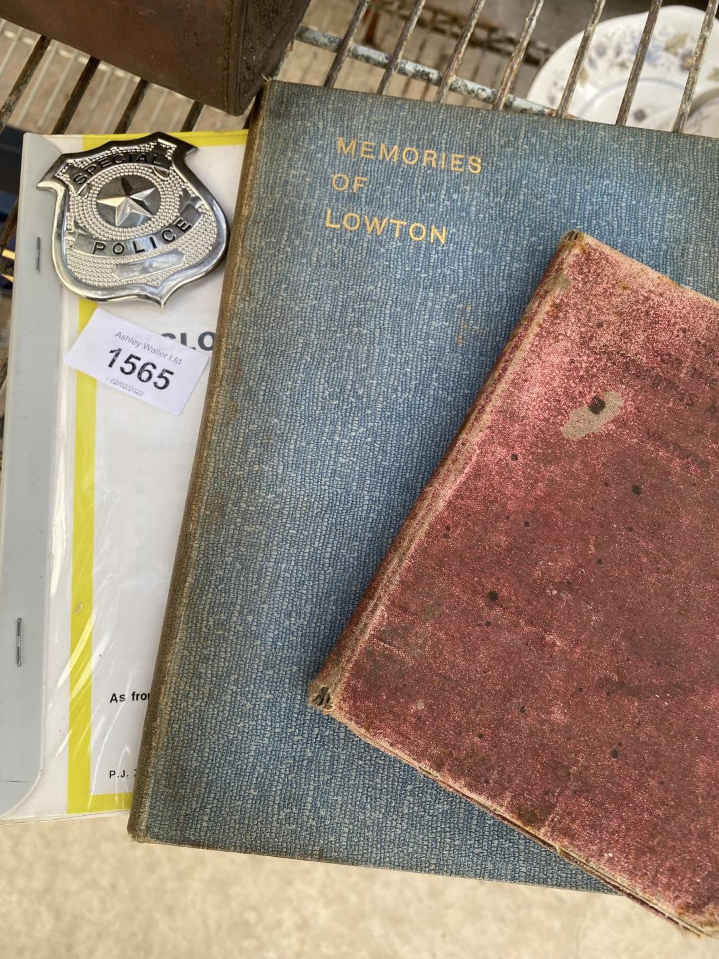 AN ASSORTMENT OF ITEMS TO INCLUDE A BRASS NEWSPAPER RACK, NUT CRACKERS AND AN EPNS JUG ETC - Image 4 of 4