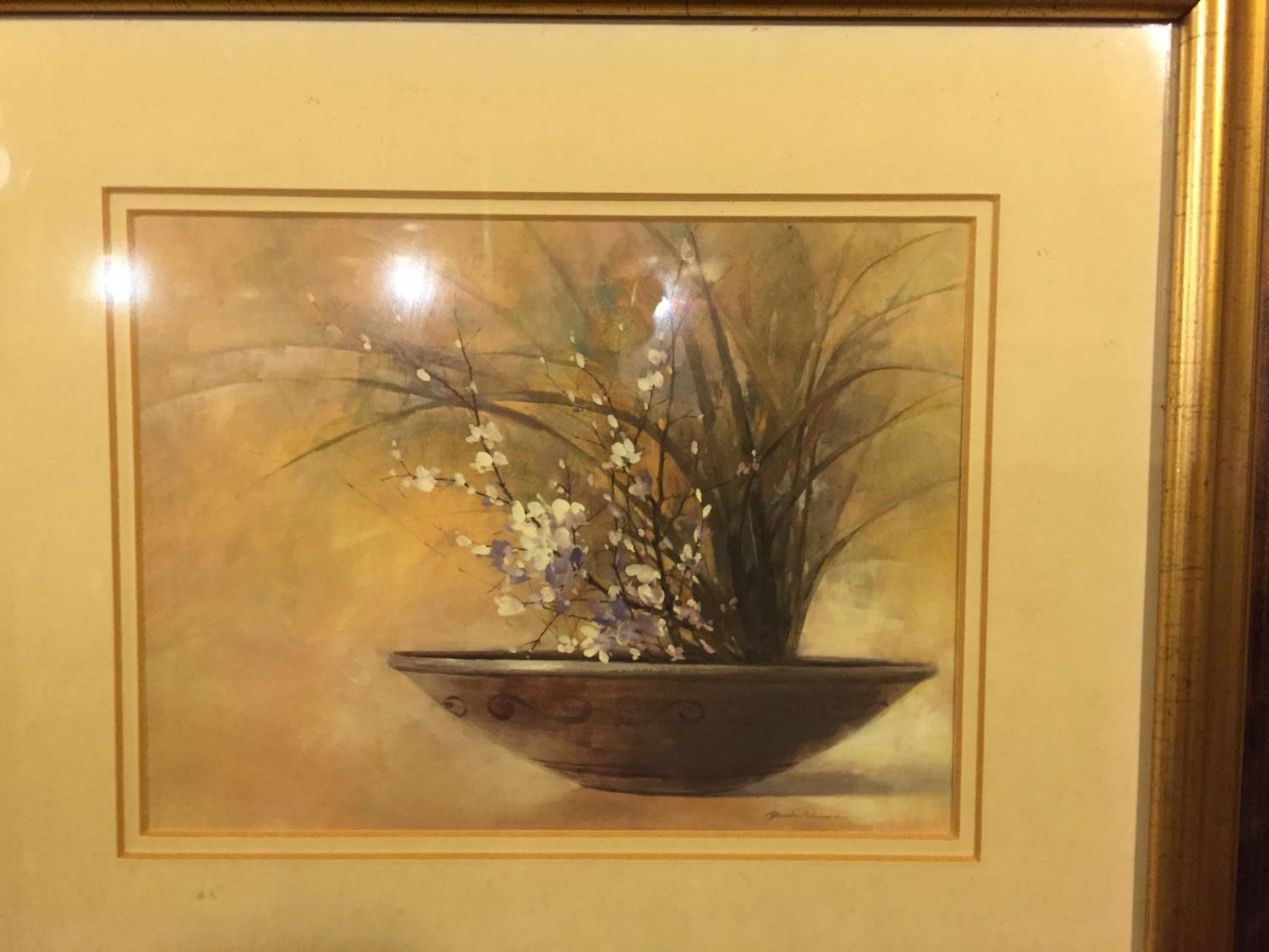 A FRAMED PRINT OF FLOWERS IN A BOWL - Image 3 of 4