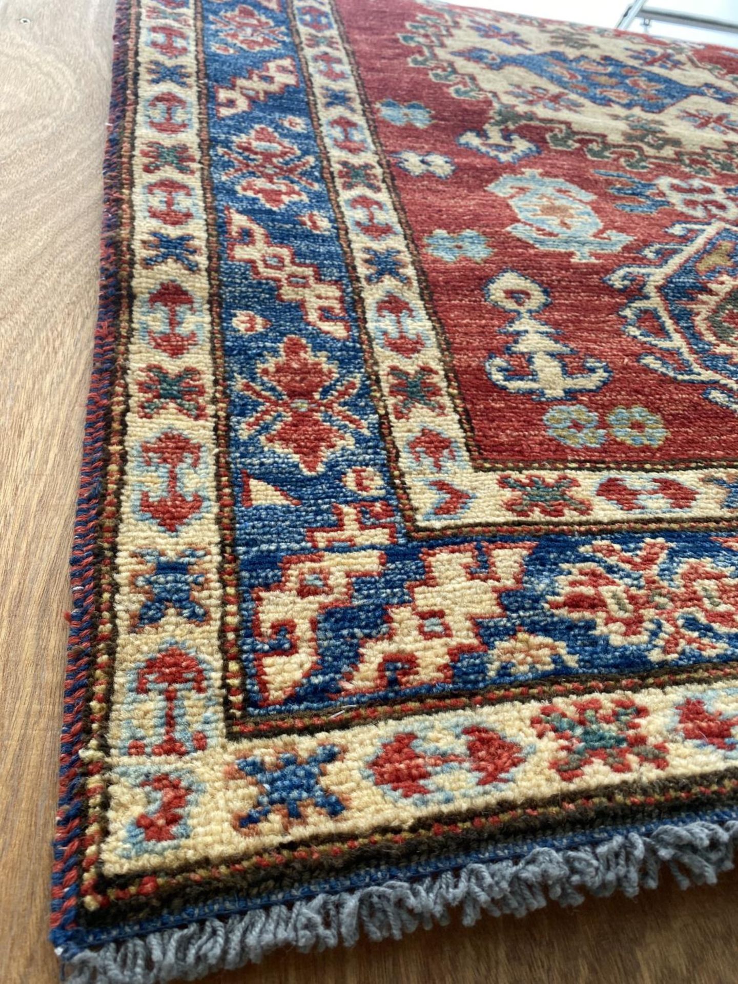 AN AS NEW RED PATTERNED PERSIAN STYLE HANDKNOTTED RUG BEARING THE LABEL OF PERSIAN RUGS DIRECT - Image 2 of 3