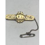 A 9 CARAT GOLD BROOCH WITH HORSESHOE DECORATION MARKED 375 GROSS WEIGHT 3.2 GRAMS