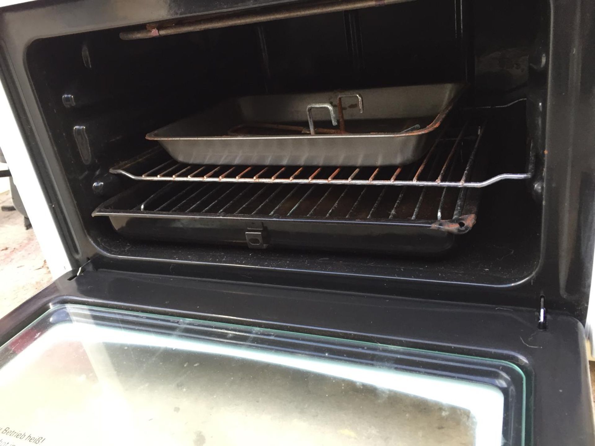 A WHITE COUNTER TOP BELLING OVEN AND HOB - Image 4 of 4