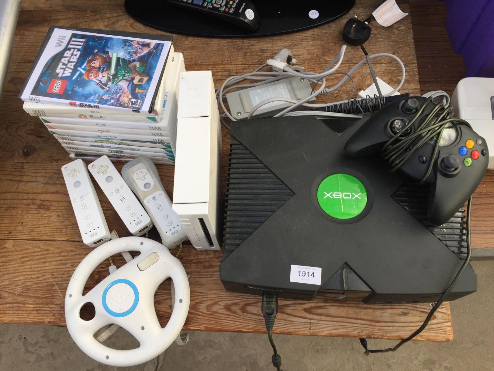 AN ASSORTMENT OF ITEMS TO INCLUDE AN XBOX AND A NINTENDO WII TO ALSO INCLUDE WII GAMES ETC
