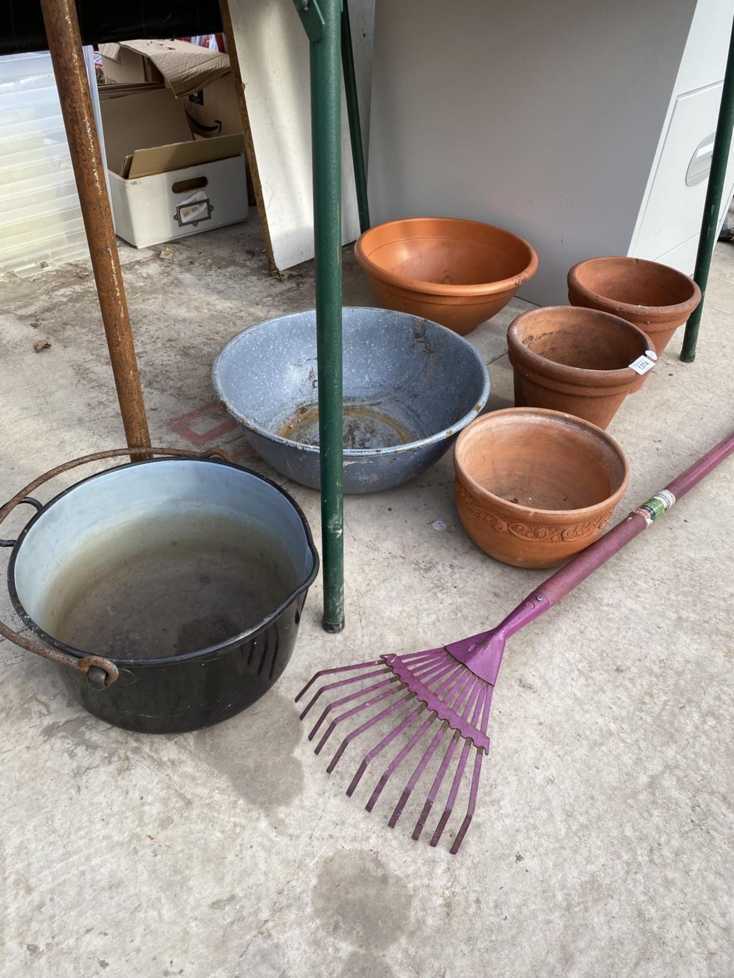 AN ASSORTMENT OF ITEMS TO INCLUDE TERRACOTTA PLANT POTS, AN ENAMEL WASH BOWL AND A LARGE COOKING POT - Image 2 of 2