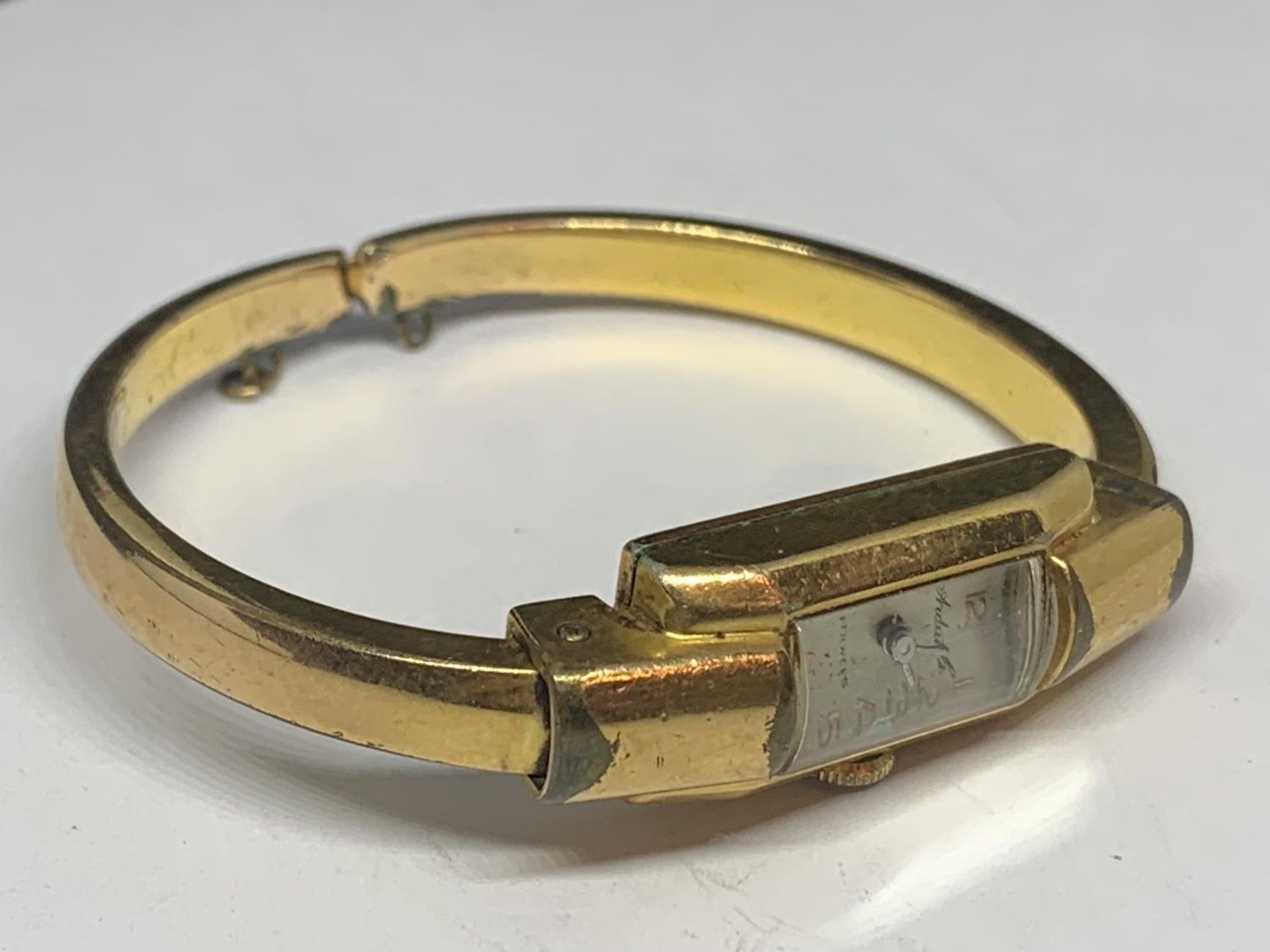 A GOLD PLATED WRIST WATCH IN WORKING ORDER BUT NO WARRANTY WITH A PRESENTATION BOX - Image 2 of 3