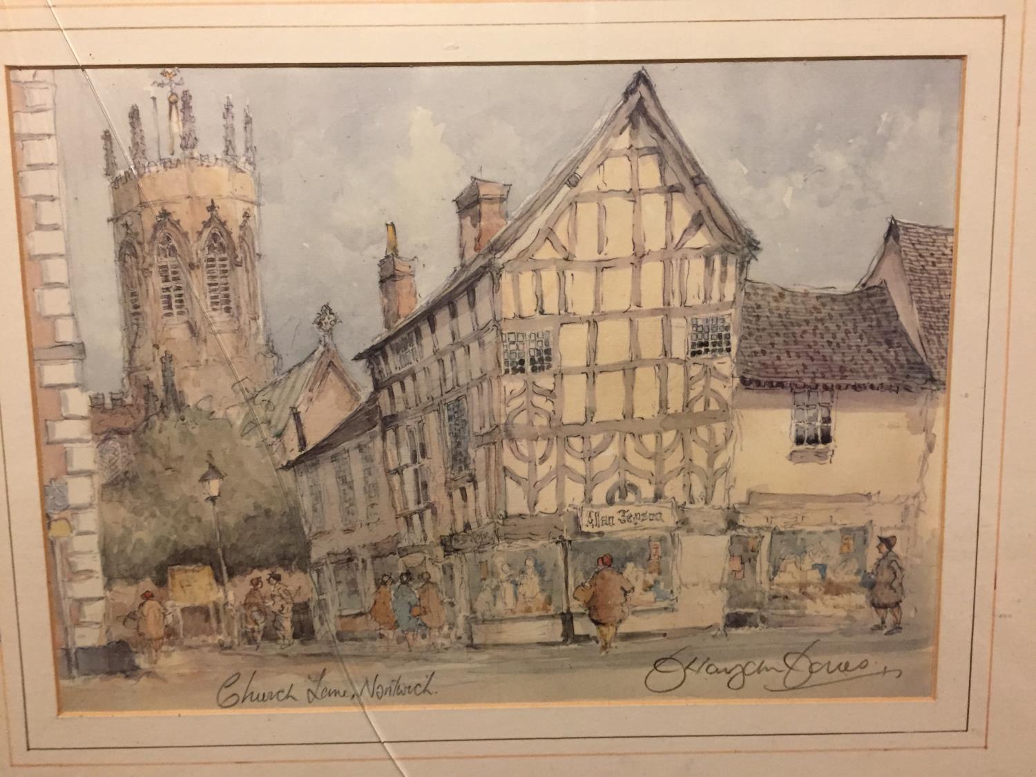 A FRAMED PRINT OF CHURCH LANE, NANTWICH, SIGNED TO THE BOTTOM RIGHT (GLASS A/F) - Image 4 of 8
