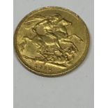 A GOLD 1915 SOVEREIGN