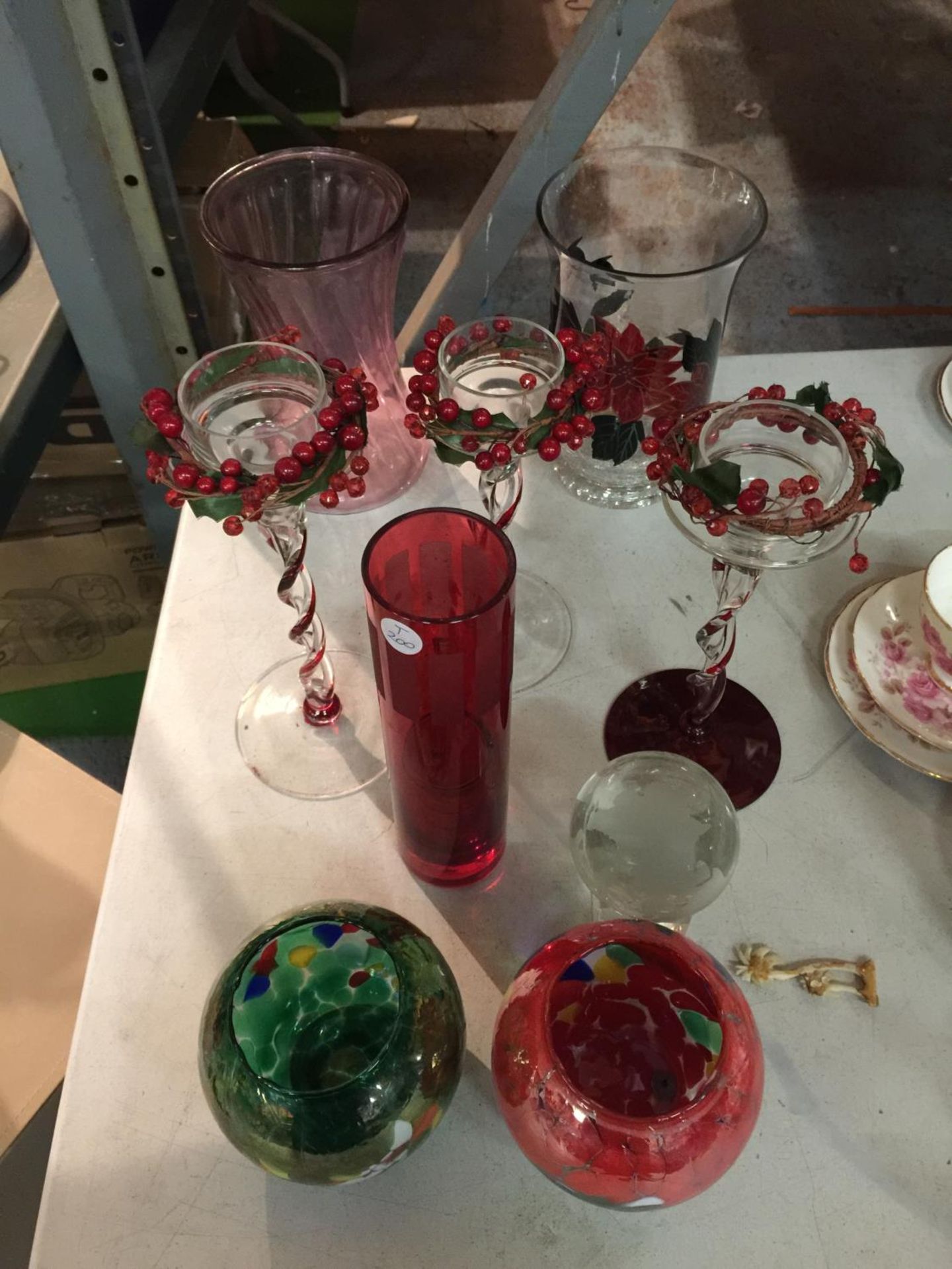 A QUANTITY OF GLASSWARE TO INCLUDE, CANDLE HOLDERS, BOWLS, VASES, ETC - Image 3 of 3