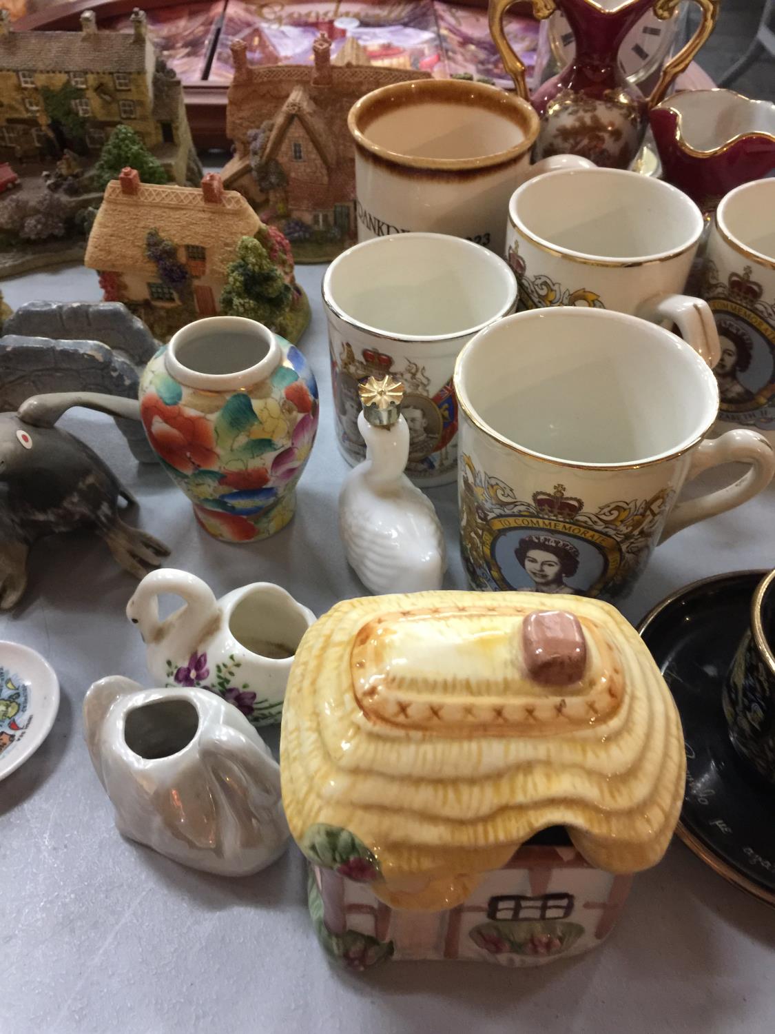 VARIOUS COLLECTABLES TO INCLUDE LILLIPUT LANE COTTAGES, COMMEMORATIVE MUGS, ANIMALS, ETC - Image 4 of 4