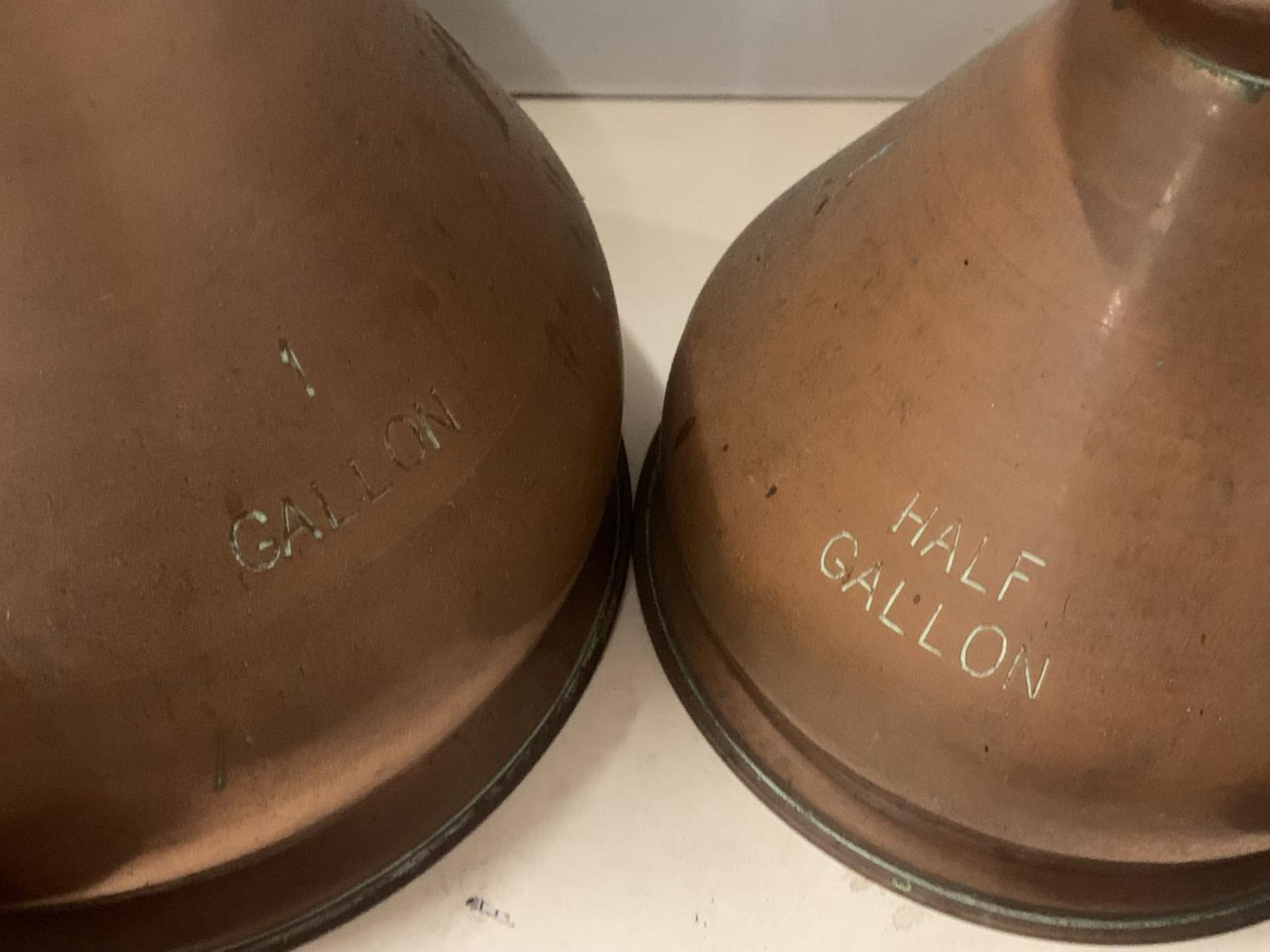 A SET OF FIVE GRADUATED COPPER JUGS MARKED 1/2 PINT TO 1 GALLON WITH SEAL MARKS - Image 3 of 6