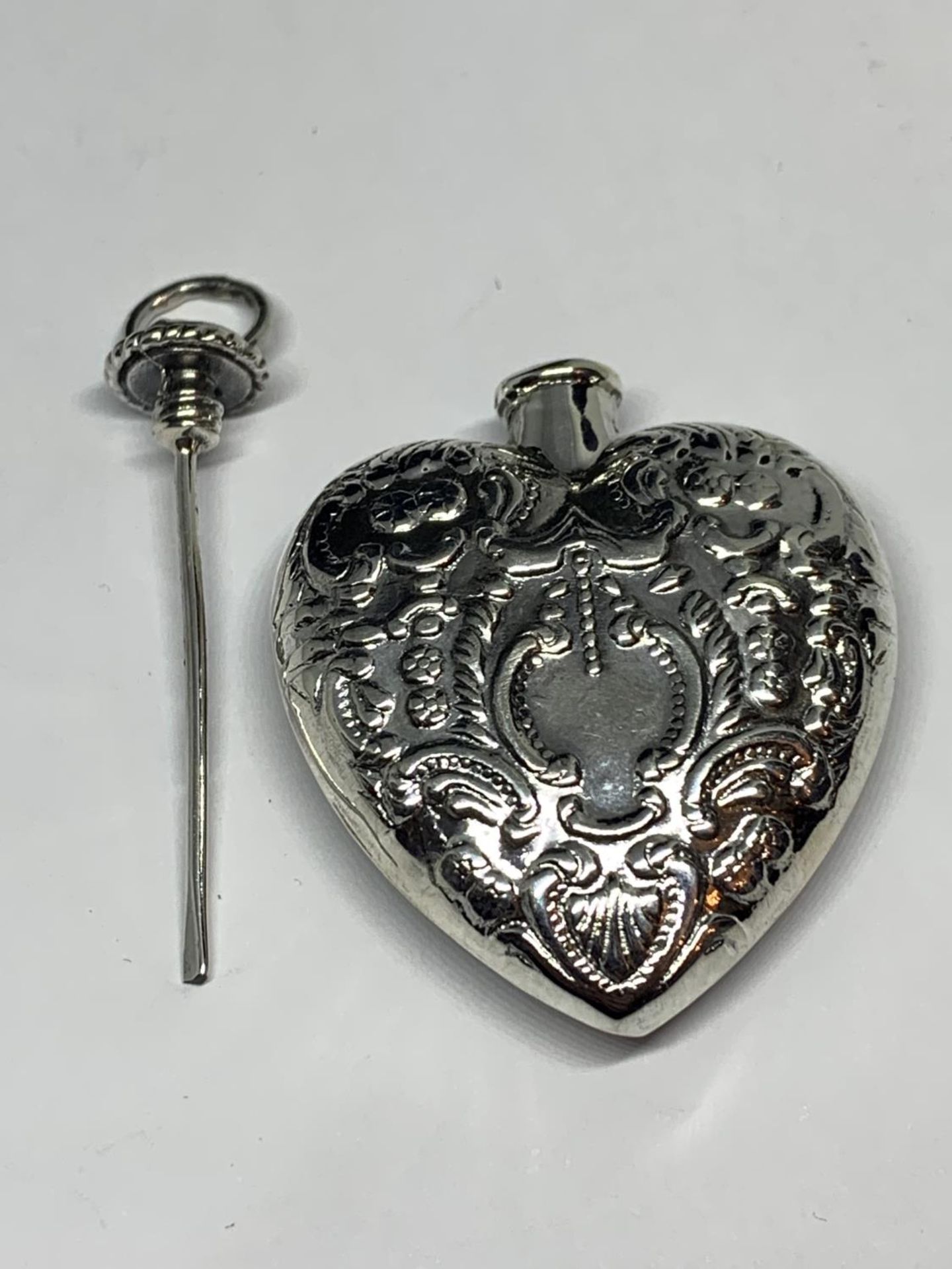 A MARKED SILVER HEART SHAPED PERFUME BOTTLE PENDANT - Image 2 of 2