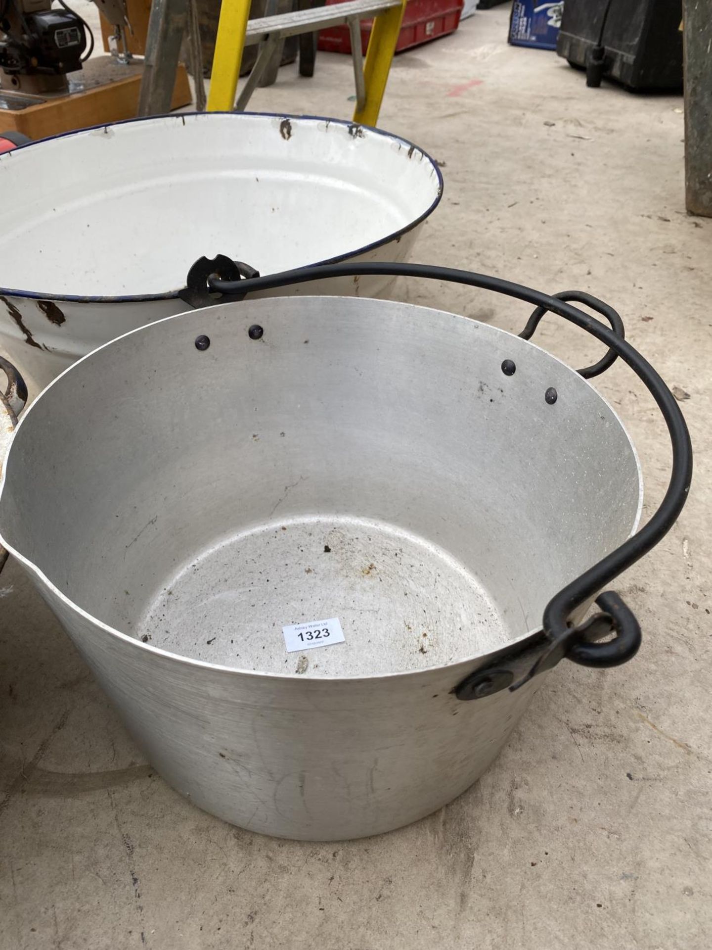 AN ENAMEL WASH BOWL, A SMALL ENAMEL BATH AND A STAINLESS STEEL COOKING POT - Image 3 of 3