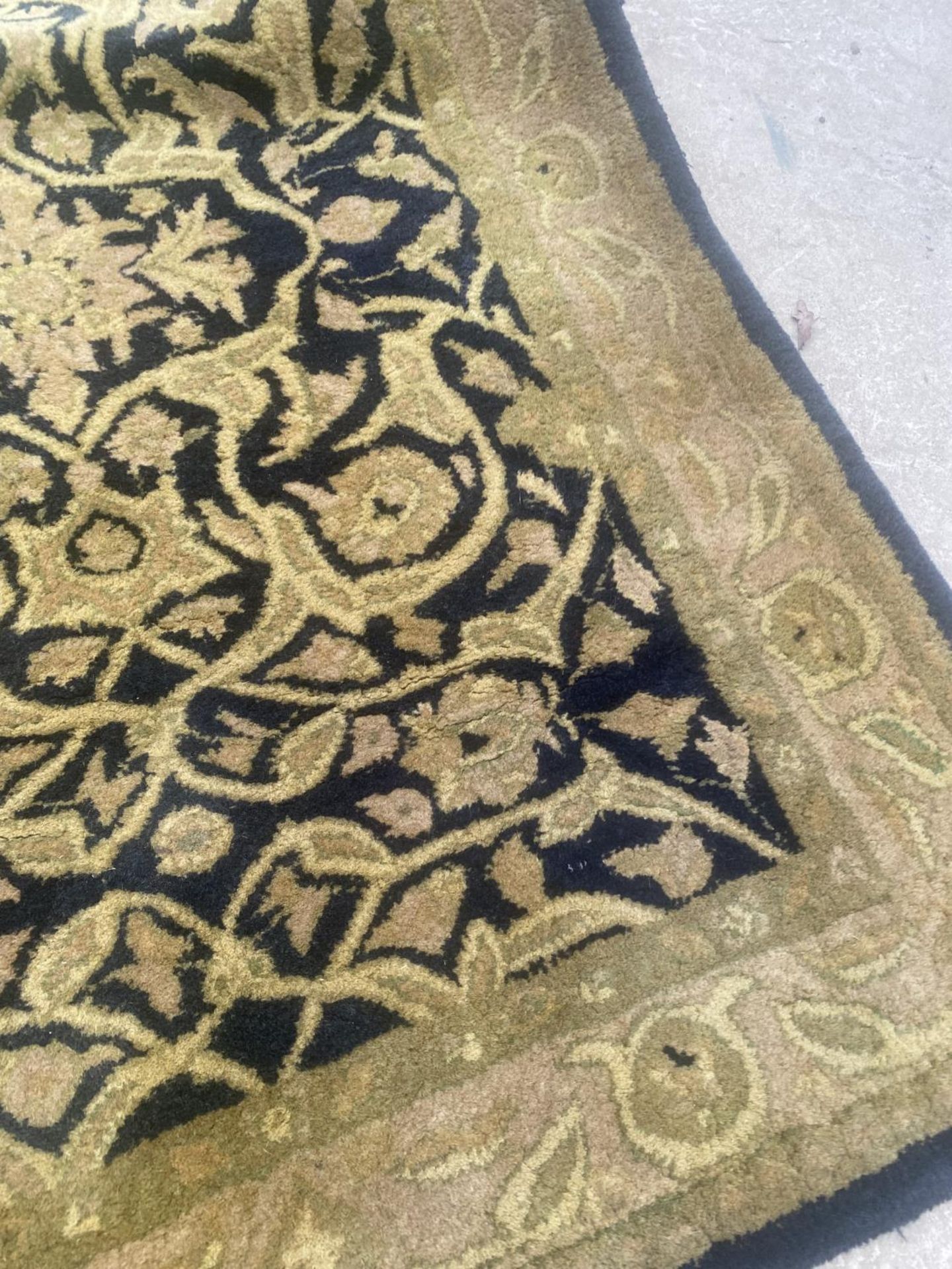 A CREAM PATTERNED RUG - Image 3 of 3