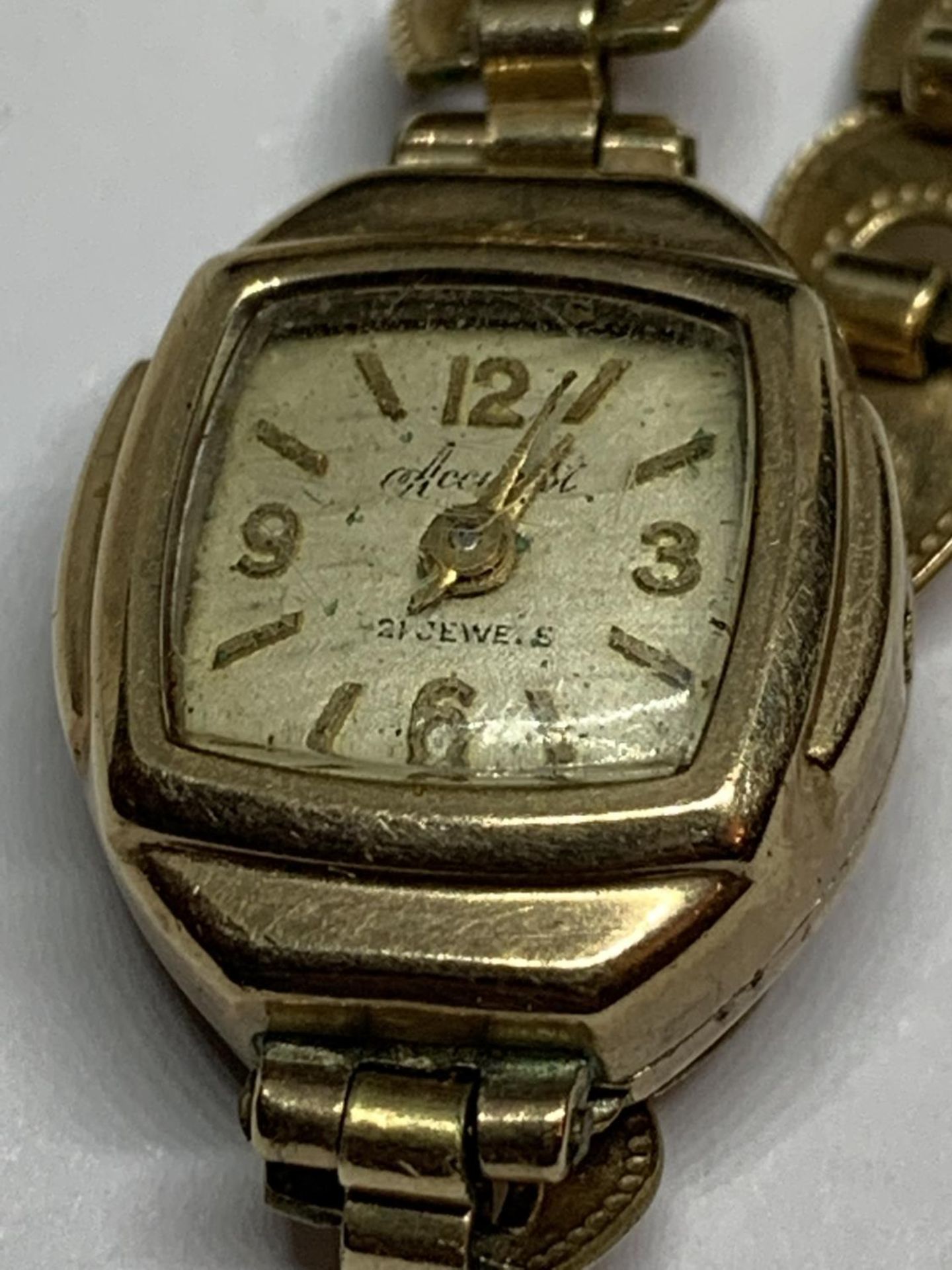 AN ACCURIST 21 JEWELS WRIST WATCH WITH A HALLMARKED 9 CARAT GOLD CASE ON A ROLLED GOLD STRAP NO - Image 3 of 5