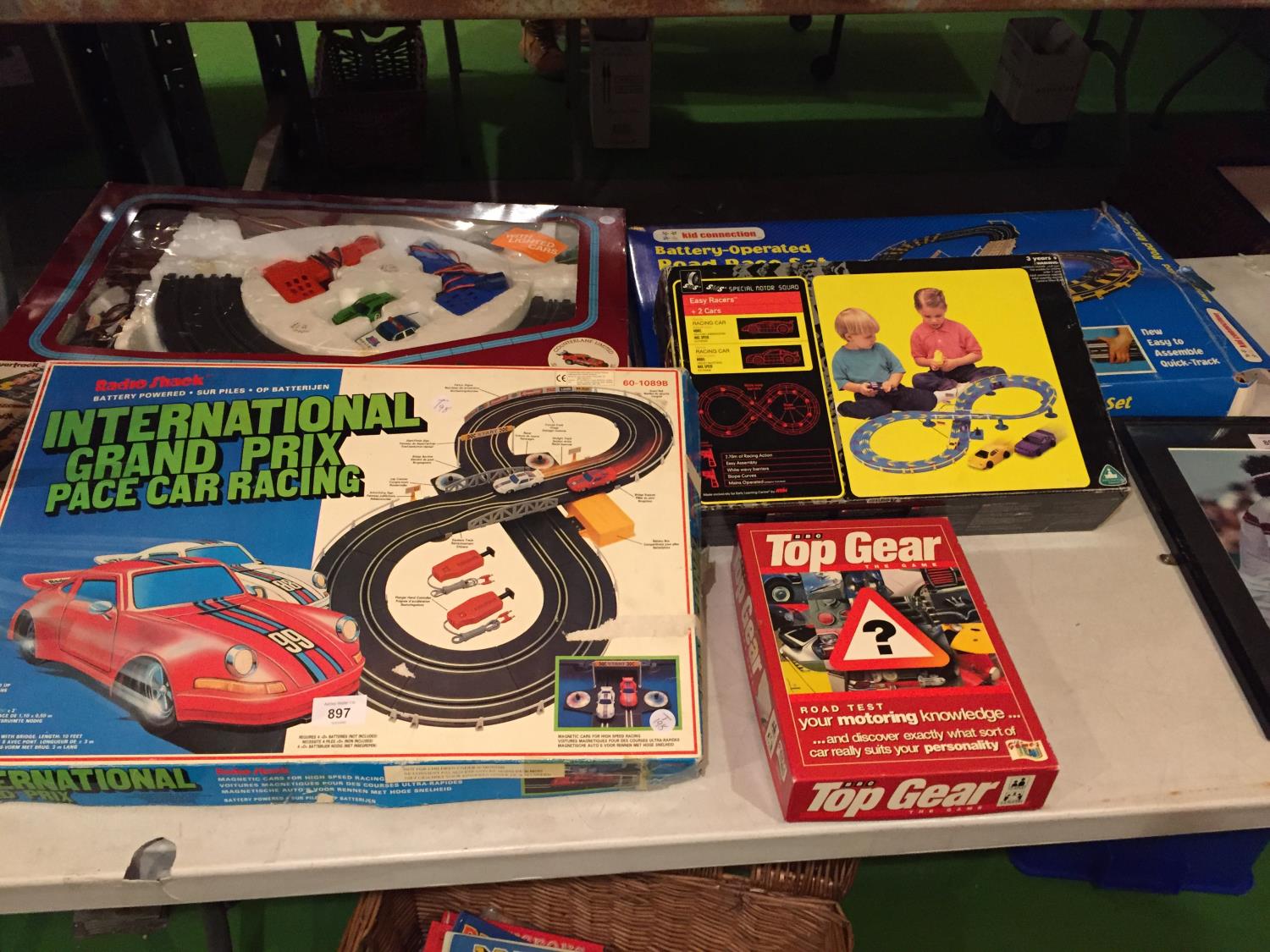 A QUANTITY OF TOYS TO INCLUDE, A BOXED RADIO SHACK SCALEXTRIC STYLE RACING TRACK, A POWER TRACK