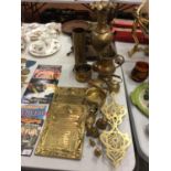 A QUANTITY OF BRASS ITEMS TO INCLUDE PLAQUES OF THE LORD'S PRAYER, ANIMALS, TRIVETS, ETC