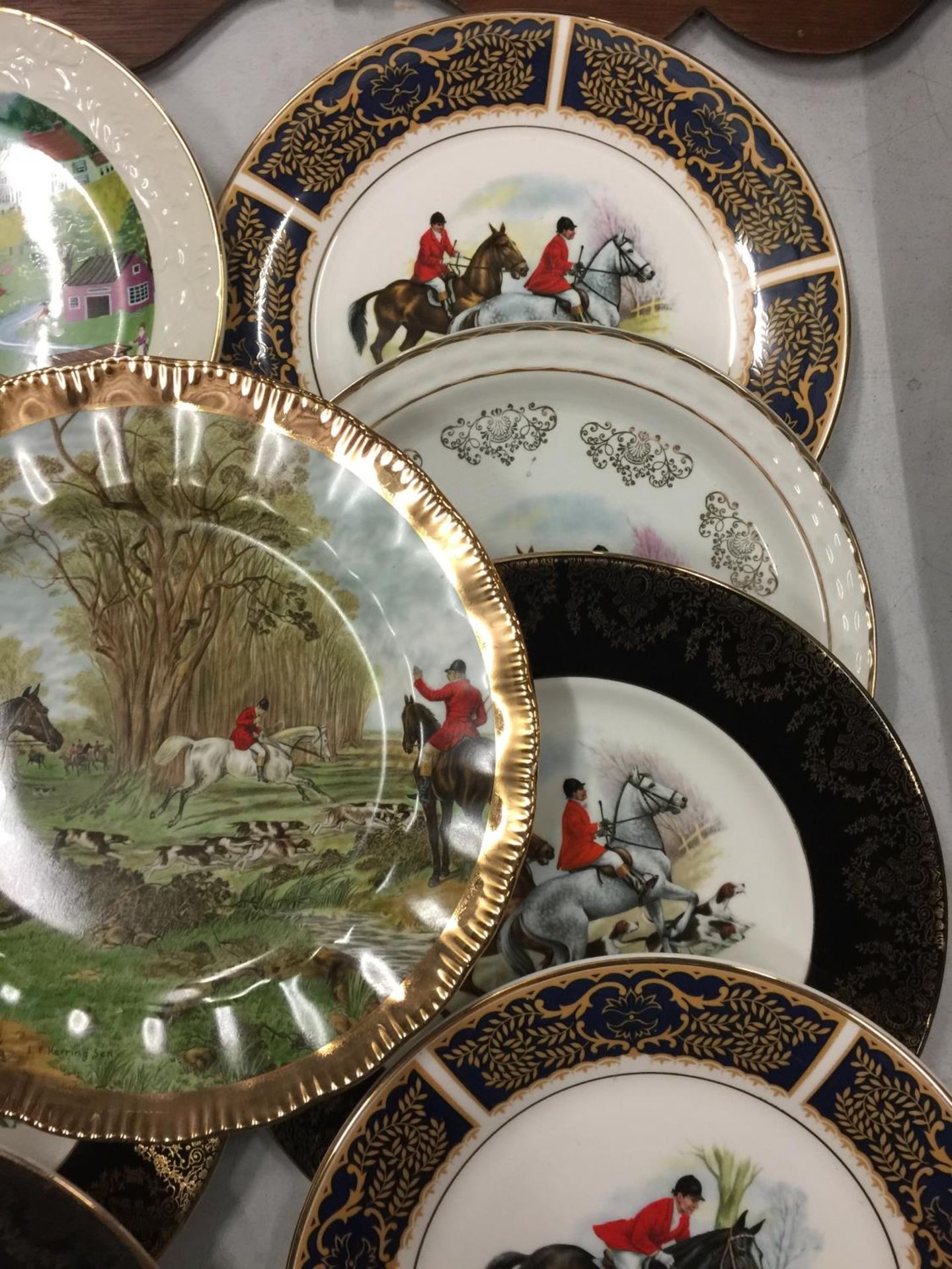 NINE COLLECTORS PLATES, SEVEN HUNTING SCENES AND TWO COUNTRY SCENES - Image 4 of 4