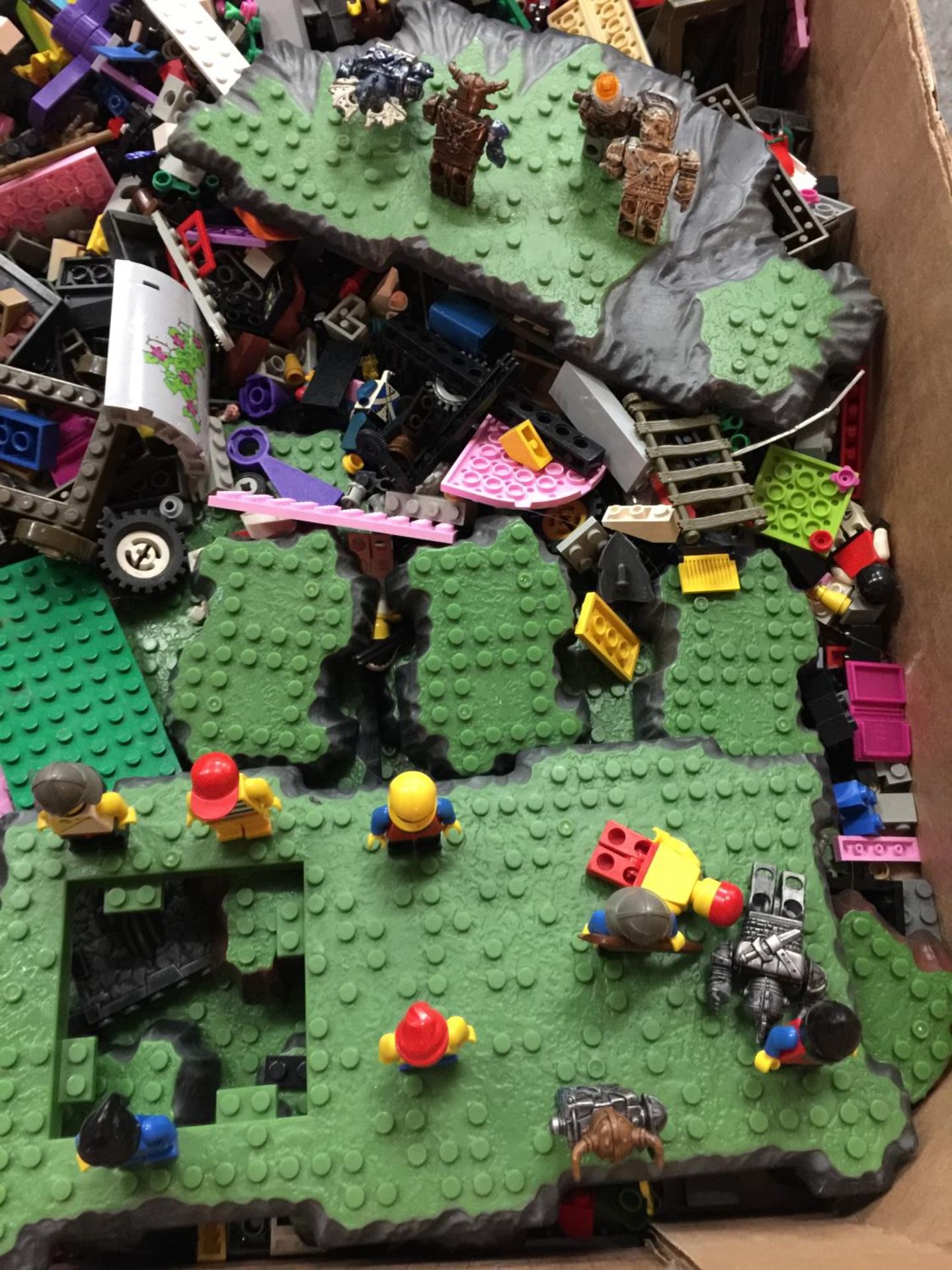 A LARGE BOX OF MIXED LEGO ETC. - Image 3 of 3