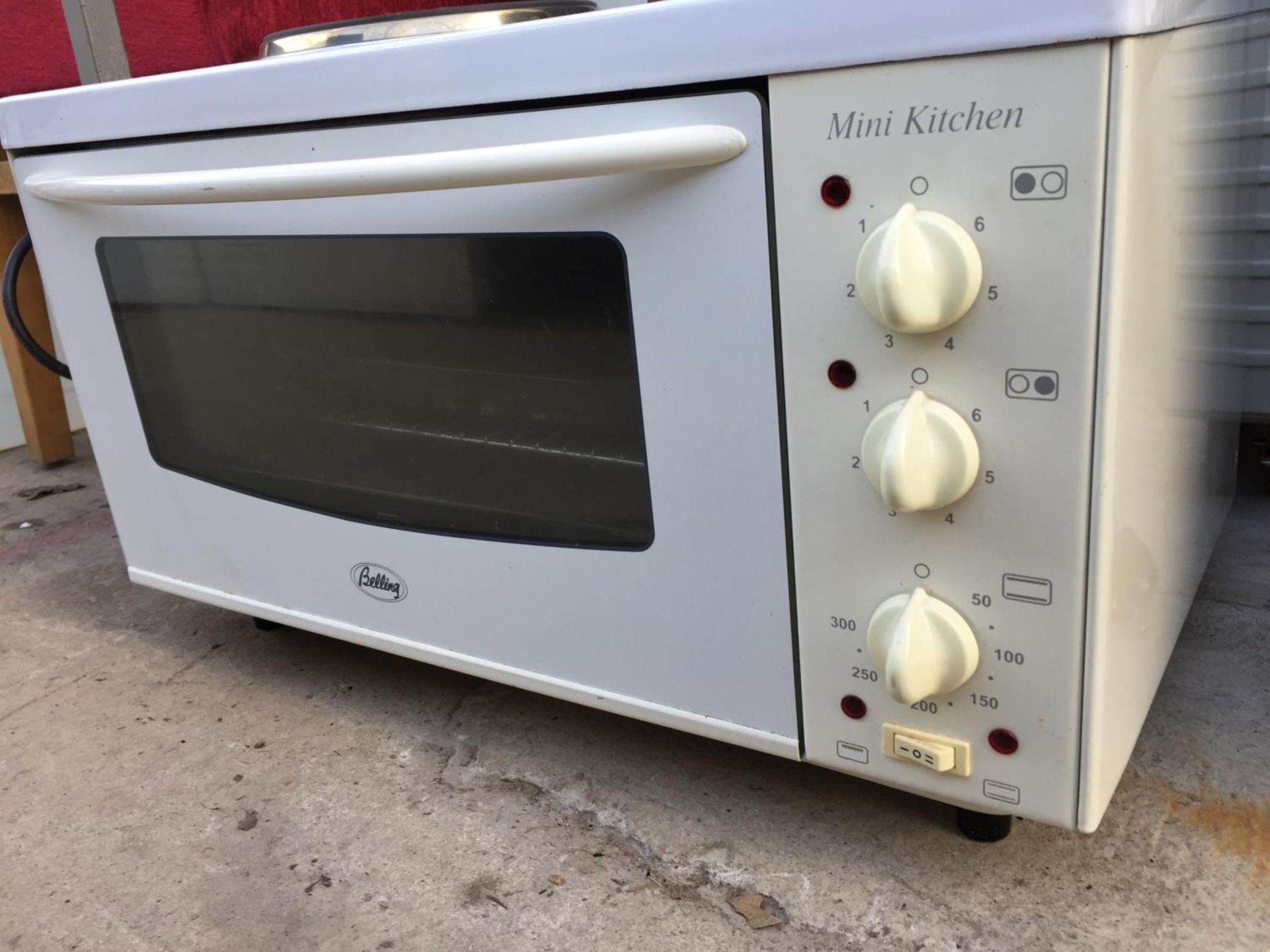 A WHITE COUNTER TOP BELLING OVEN AND HOB - Image 3 of 4