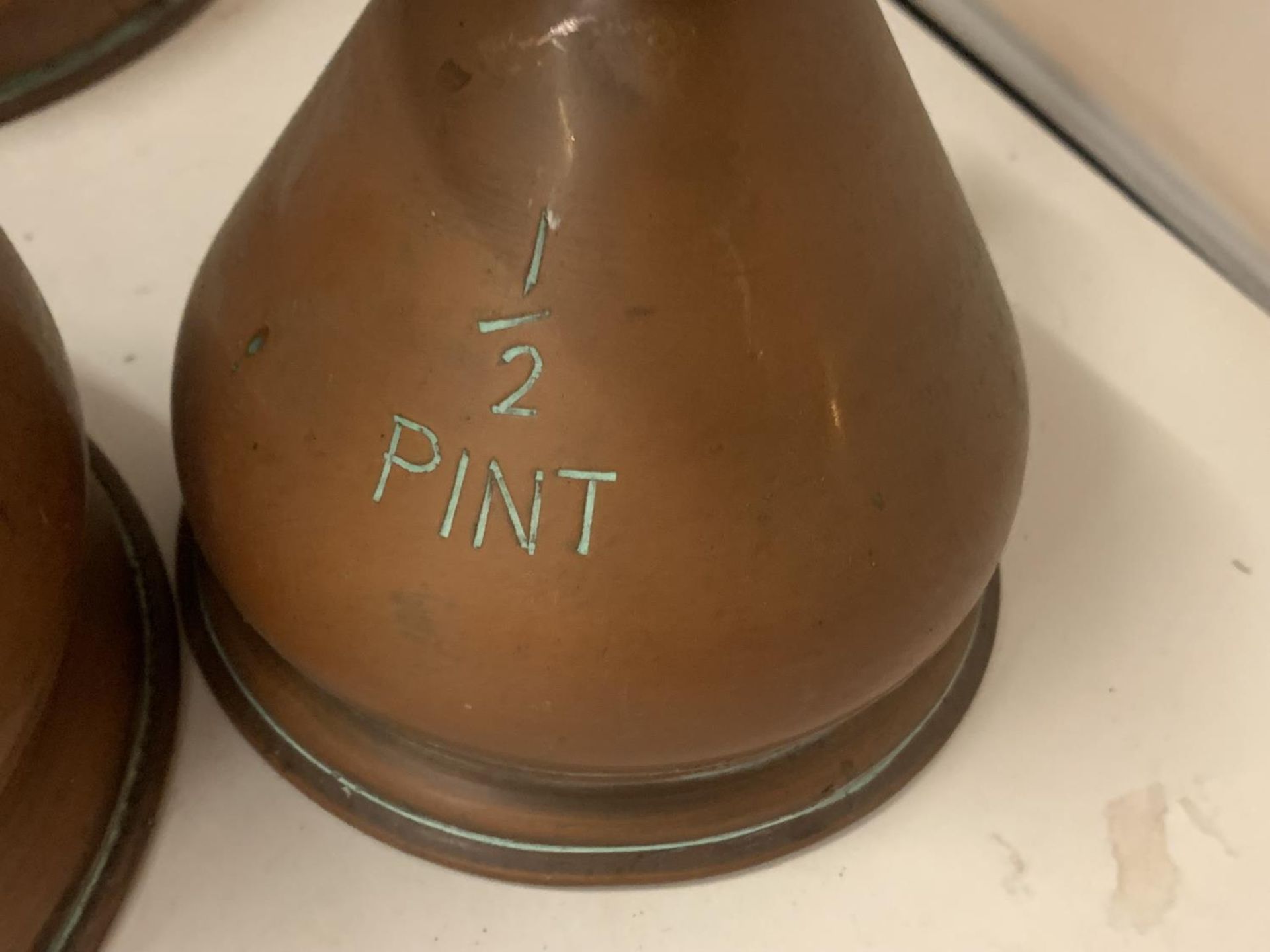 A SET OF FIVE GRADUATED COPPER JUGS MARKED 1/2 PINT TO 1 GALLON WITH SEAL MARKS - Image 5 of 6