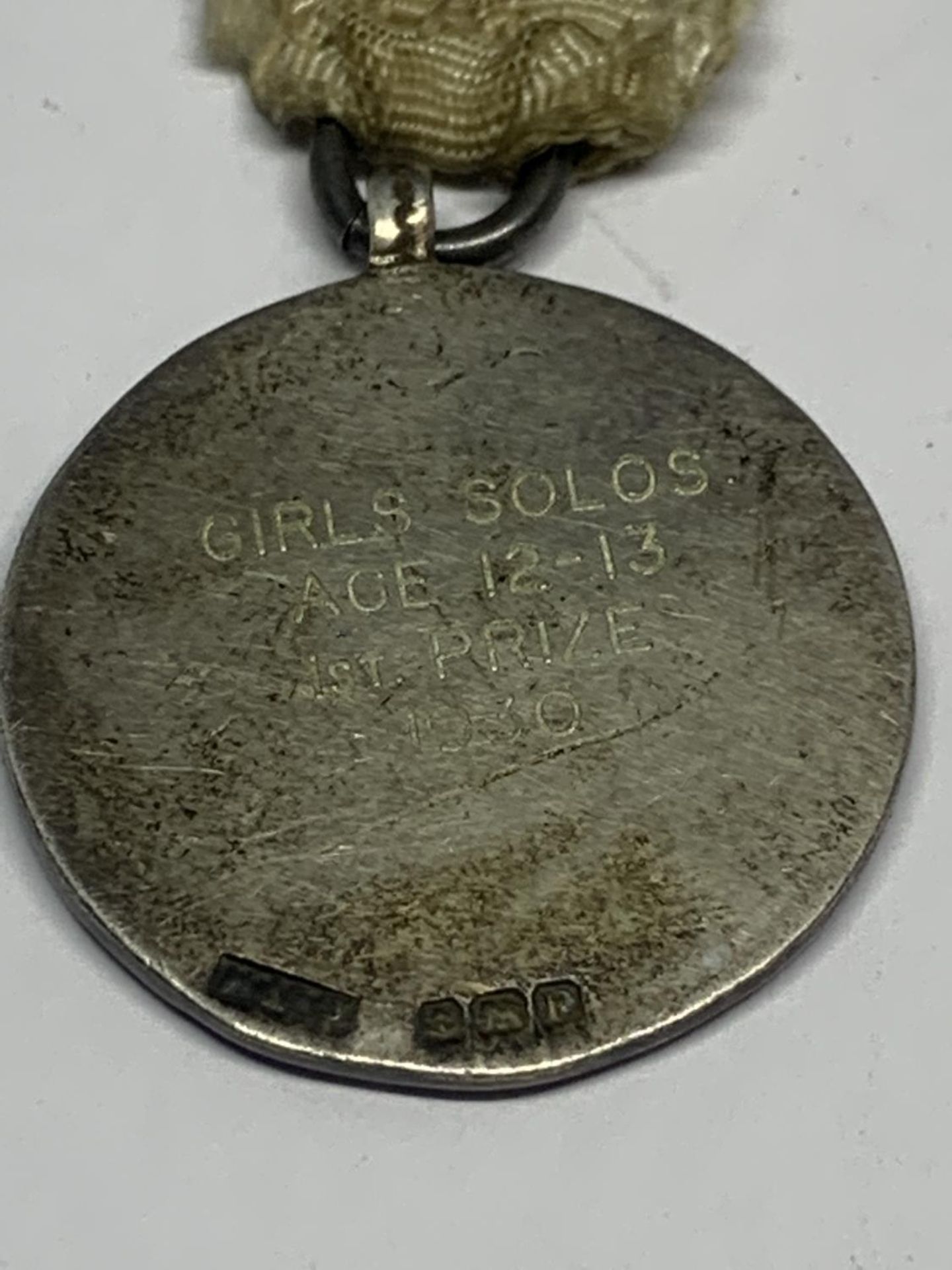 A HALLMARKED BIRMINGHAM SILVER 1930 SOUTHERN AREA MUSIC FESTIVAL MEDAL - Image 2 of 3