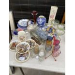 AN ASSORTMENT OF ITEMS TO INCLUDE A BLUE AND WHITE GINGER JAR, A SPUTNIK STYLE SHOT GLASS RACK AND