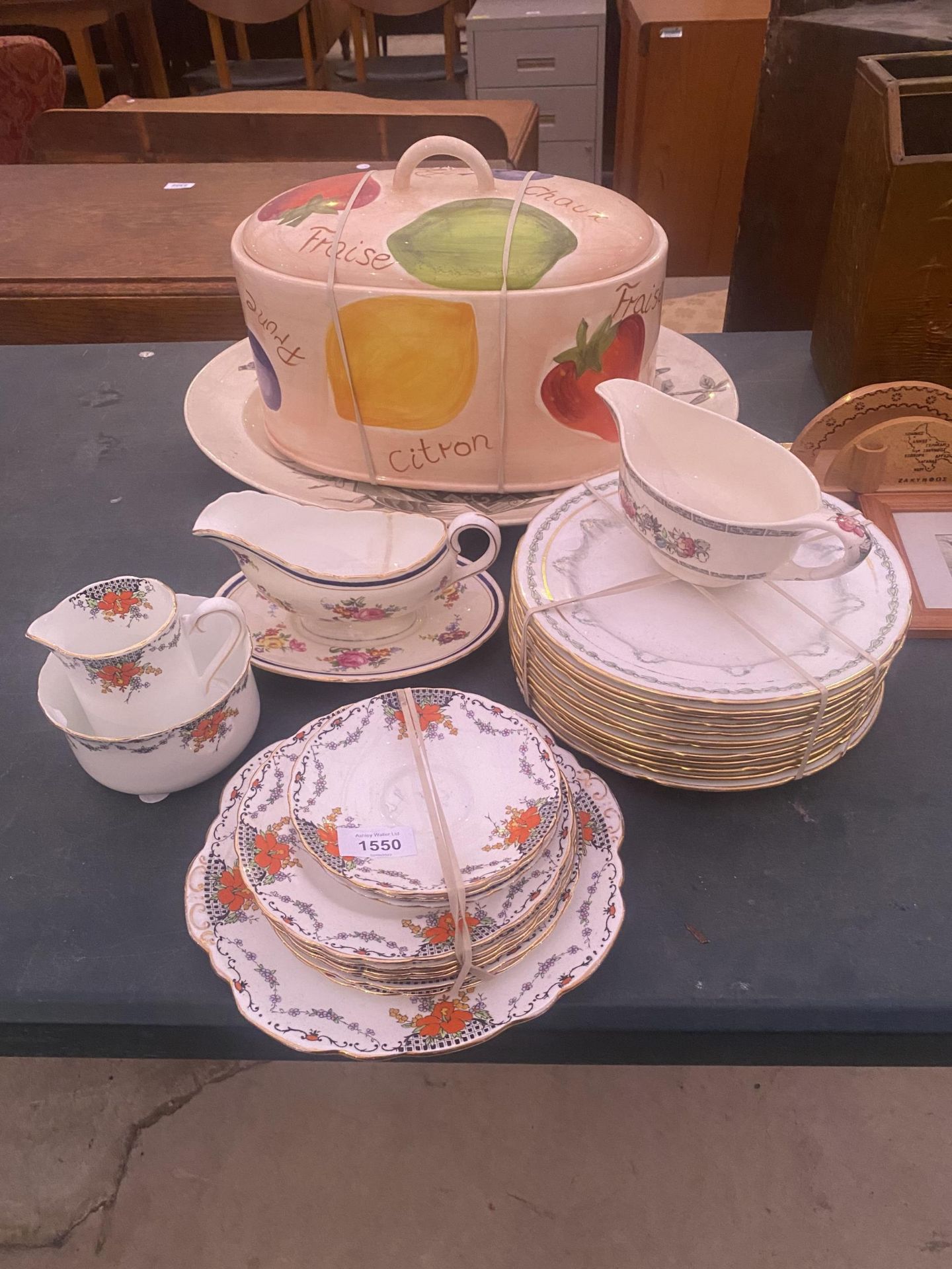 A LARGE COLLECTION OF CERAMIC WARE TO INCLUDE A LARGE BREAD BIN, TAYLOR & KENT PLATES AND TWO