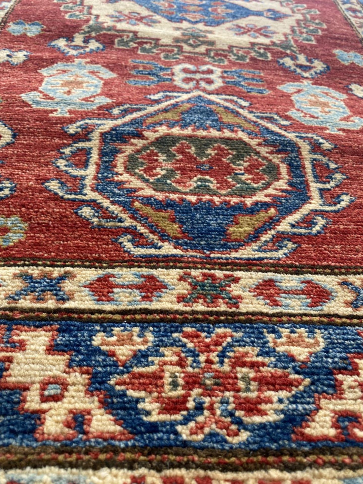 AN AS NEW RED PATTERNED PERSIAN STYLE HANDKNOTTED RUG BEARING THE LABEL OF PERSIAN RUGS DIRECT - Image 3 of 3